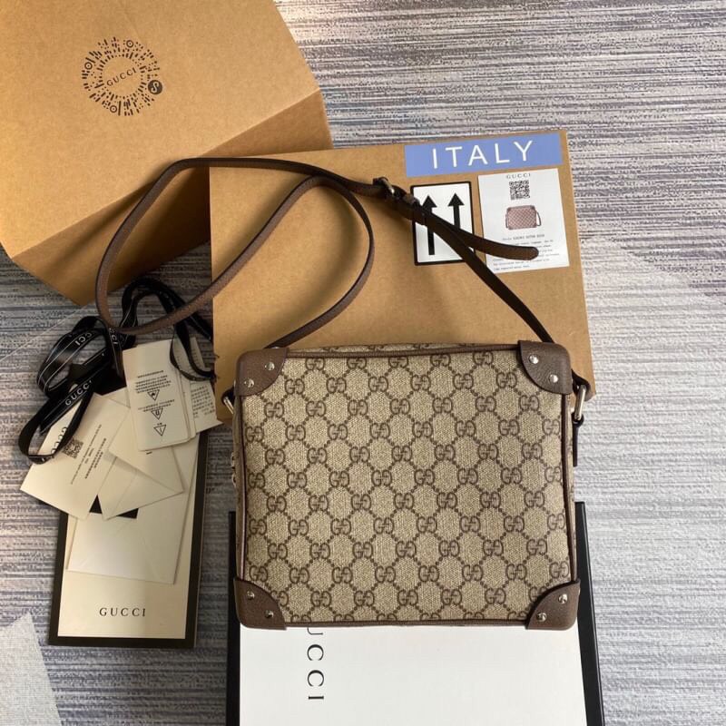 VIP 】หนังแท้ Gucci Box Type Sling Bag พร้อมส่งที่ไทย กระเป๋าสะพายดีไซน์ใหม่ ทรงกล่องคลาสสิคที่ดัดแปลงให้ดูนุ่มนวลและทันสมัย ใช้งานได้สะดวกคล่องตัวมากขึ้น ด้วยสายสะพายครอสบอดี้ วัสดุหนังแท้คุณภาพดี เปิด-ปิดด้วยตัวล็อคแน่นหนา ภายในโล่งกว้าง ถือเก๋ๆ ถ่ายรูปส