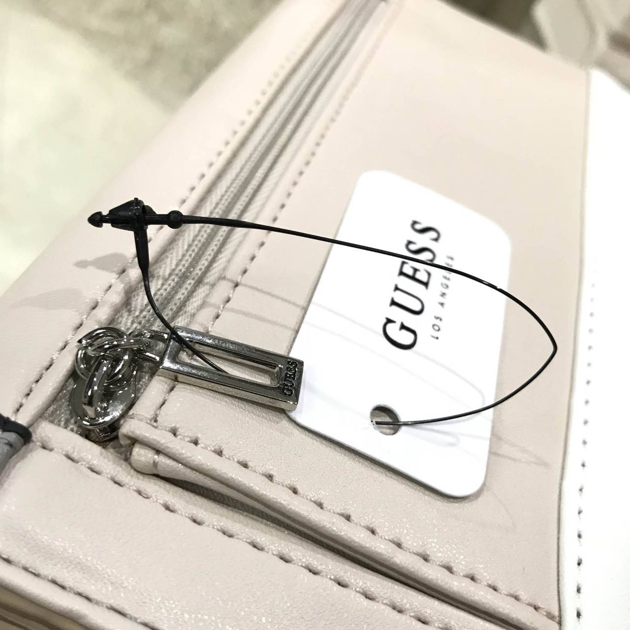 NEW ARRIVAL! GUESS FACTORY WOMEN'S WALLET 2018 กระเป๋าสตางค์หนังแกะสังเคราะห์แบบนิ่มสีขาวครีมตัดขอบเทาสวยลงตัว ด้านหน้ามีโลโก้แบรนด์อะไหล่เงิน ด้านหลังมี1ช่องซิป หัวซิปปั้มแบรนด์ เปิดปิดด้วยฝาปิด ภายในมีช่องใส่รูป ช่องใส่ธนบัตรและช่องใส่บัตรหลายช่องแ