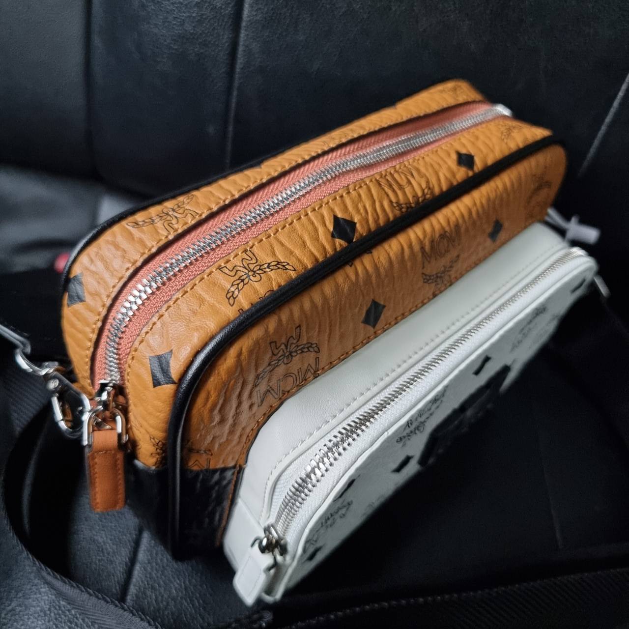 M.C.M KLASSIK CROSSBODY IN VISETOS MIX คลาสสิคสมชื่อ!! กระเป๋าสะพายข้างทรงครอสบอดี้ ดีไซน์มิกซ์แอนด์แมทช์สุดคูล ใหม่ล่าสุด เท่ได้ไม่ซ้ำใคร โลโก้โลหะรมดำดูมีเสน่ห์ วัสดุหนังแคนวาสคุณภาพดี มีช่องหลัก 2 ช่อง เปิด-ปิดด้วยซิป ด้านหลังมีช่องย่อยอีกหนึ่ง ภายในโล