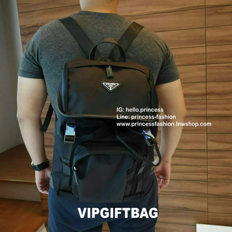 เอาใจหนุ่มๆ กับ NEW PRADA NYLON BACKPACK 2018 เป้รุ่นใหม่มาแรง วัสดุทำจากผ้า nylon อย่างดีกันน้ำ ตามสไตล์แบรนด์ ตัวหระเป๋าอะไหล่เงิน มีช่องซิปหลายช่อง ปากกระเป๋าเป็นหูรูดสวยเก๋ ด้านในแบ่งเป็น2ส่วน สามารถใส่Laptop ได้สบาย จุของได้เยอะ น้ำหนักเบาใช้งานจริงส