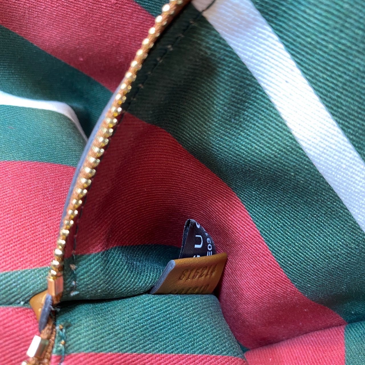 Top ORI หนังแท้ | GUCCI GG Emblem medium tote bag 30cm / GUCCI Tote Bag กระเป๋าสะพายทรงโท้ท คอลเล็กชั่นใหม่ตีความประวัติศาสตร์แห่งความสง่างามและงานฝีมือของแบรนด์ขึ้นใหม่