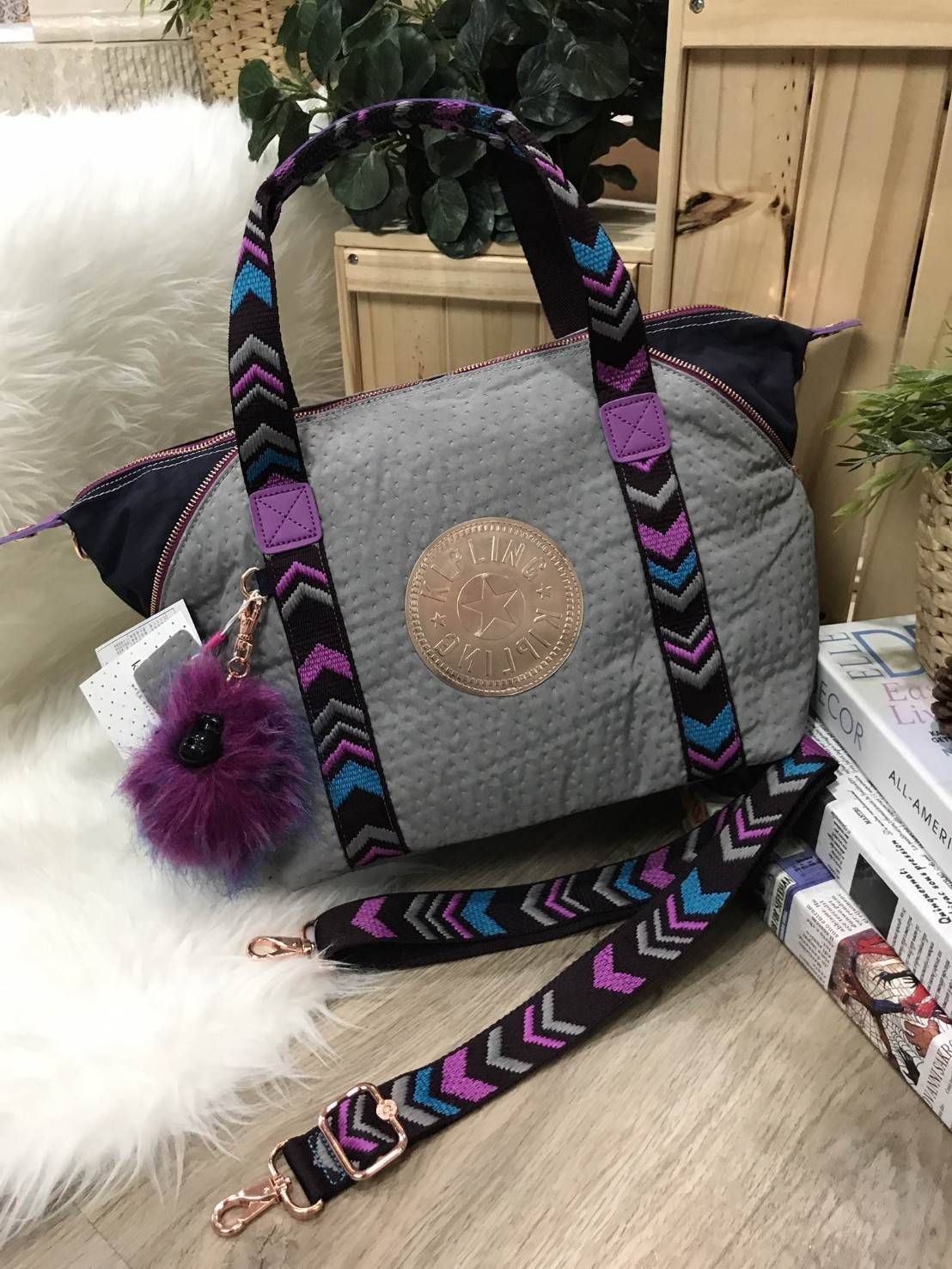 พร้อมส่งรุ่นหายาก NEW! KIPLING ART M TOTE BAG กระเป๋าถือหรือสะพายรุ่นใหม่ Special Limited Edition วัสดุ Nylon+Polyester 100% น้ำหนักเบาโดดเด่นที่สามารถรูดซิปมุมกระเป๋าเปลี่ยนทรงได้ไม่จำเจ มีหูหิ้วสะพายไหล่เเละสายยาว crossbody เลื่อนปรับระดับได้ มือจับหูหิ