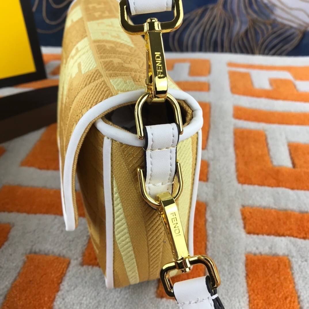 VIP GIFT 】FENDI BAGUETTE SUMMER 2021 CANVAS SHOULDER BAG กระเป๋าสะพายพรีเมี่ยมกิ๊ฟ หายาก สีคัลเลอร์ฟูลสุดใส โดดเด่น ดีไซน์ปั๊มโลโก้รอบใบ วัสดุผ้าแคนวาส ทนทาน มาพร้อมสาย 2 แบบ สำหรับคล้องแขน และสายครอสบอดี้สีทูโทน เปิด-ปิดด้วยกระดุมแม่เหล็ก ภายในเป็นช่องโล