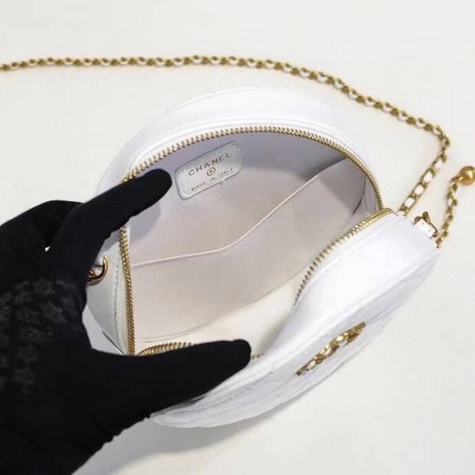 หนังแท้ VIP GIFT CHANEL Round Crossbody Bag กระเป๋าสะพายคาดลำตัวรุ่นนี้โดดเด่นด้วยรูปทรงกลมสุดชิค ขนาดกะทัดรัด พร้อมด้วยหนังกระเป๋าที่ทำจากหนังแท้คุณภาพดี รุ่นที่ตอบโจทย์และครองใจสาว ๆ ได้อย่างแท้จริง เนื่องจากมีดีไซน์เรียบหรู โดยทางแบรนด์ได้ใช้เทคนิคการเ