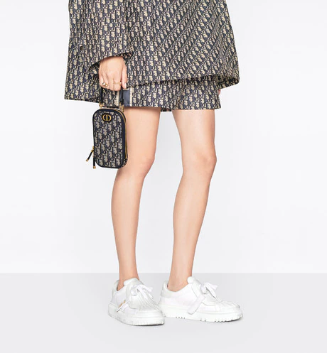 DIOR Phone Bag / DIOR 30 Montaigne Phone Holder Blue Dior Oblique Jacquard เกรดใช้งานสลับของแท้ เกรดออริจินอล กระเป๋าใส่โทรศัพท์ติดโลโก้ CD สีทองด้านหน้ากระเป๋า มีสายโซ่สีทองแบบยาวที่สามารถสะพาย crossbody ได้ และสายหนังเอามาหิ้วเก๋ๆ ก็ได้นะคะ สายทั้ง 2 สา