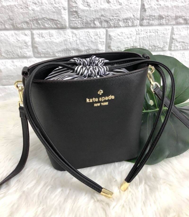 Kate spade new york cameron street pippa bag 2018 พร้อมส่งอีกรอบ กระเป๋าวัสดุหนัง saffiano ทรงถัง สามารถถือได้หรือสะพายข้าง ด้านหน้าติดอะไหล่แบรนด์ ปากกระเป๋าเปิดปิดแบบหูรูด ภายในกระเป๋าโล่ง ใส่กระเป๋าสตางค์ใบยาวได้ หรือของอื่นๆได้จุ มาพร้อมสายสะพายยาว ถอ