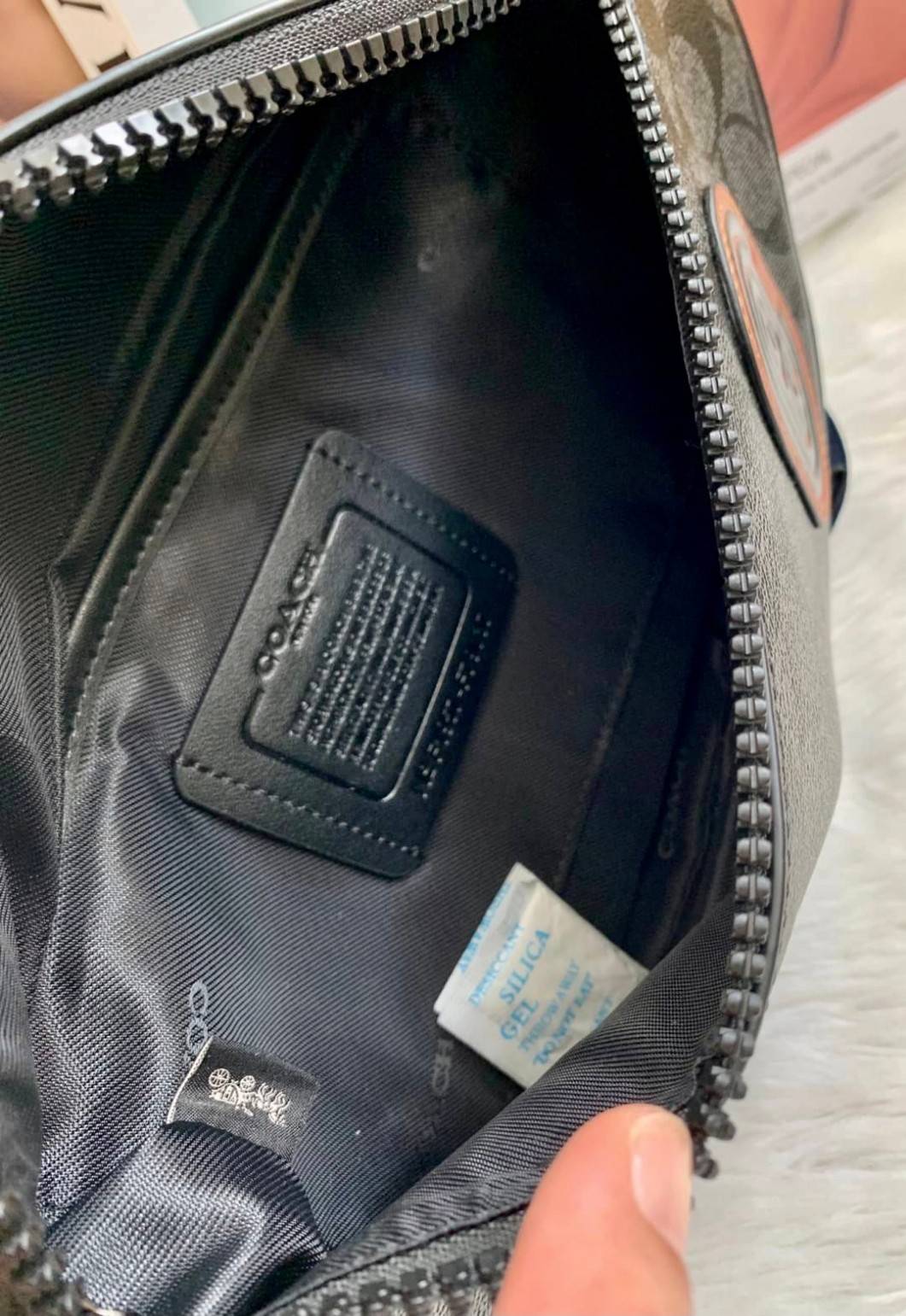 รุ่นที่หนุ่มๆต้องมีติดตัวค่ะ Coach Belt Bag ใบใหญ่คะ! ((79037)) กระเป๋าคาดอกด้านหน้า//คาดไปทางด้านหลัง//หรือคาดเอวได้ ตามแต่ความถนัดได้เลยนะคะ หนังแท้ นิ่มสวย มีช่องซิปหลักให้2ช่องใส่ของสำคัญได้ครบเลยนะคะ ใบใหญ่ใส่จุค่ะ! สายคาดเลื่อนปรับแบบฟรีไซด์ค่ะ 