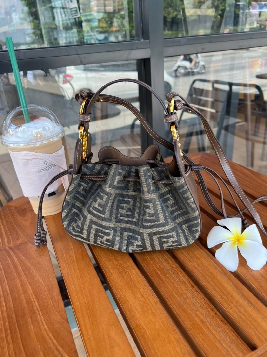 Fendi Pomodorino Brown FF Fabric Mini Bag กระเป๋าถือหรือสะพายไหล่ วัสดุผ้าโพลีเอสเตอร์ ลายแบรนด์ ผสมหนังวัวแท้ เปิดปิดด้วยเชือกรูด ทรงน่ารัก กะทัดรัด น้ำหนักเบา ใส่โทรศัพท์ i-phone+ ได้ สวยหรูลูกคุณหนูที่สุดเลยค่าใบนี้