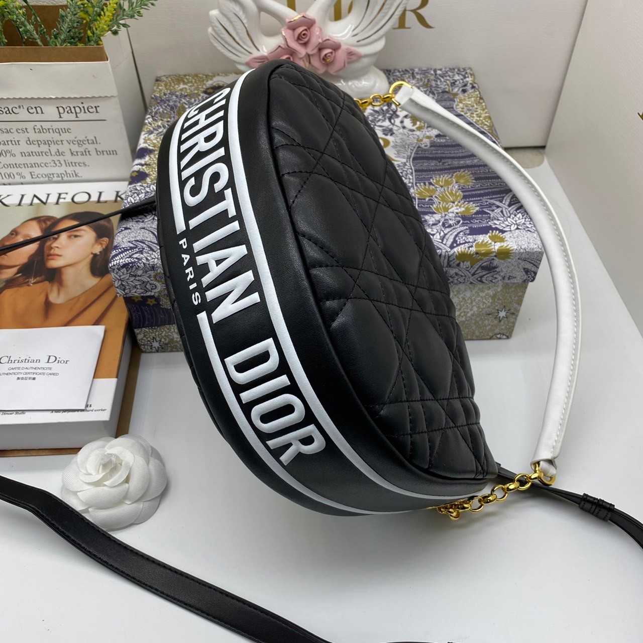 หนังแท้ DIOR MEDIUM DIOR VIBE HOBO BAG รุ่นใหม่ล่าสุด พร้อมส่งที่ไทย เกรดออริจินอลหนังแท้ สวยมากค่ะ ภาพสินค้าถ่ายจากงานขายจริง ใช้งานต่างประเทศได้