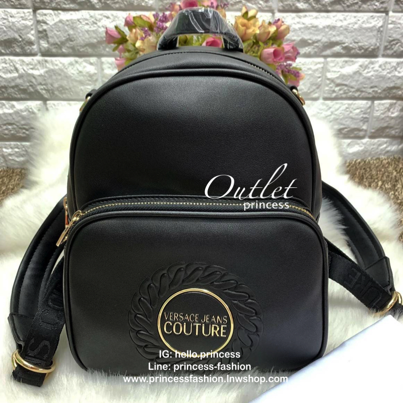 VERSACE JEANS COUTURE CHAIN-EMBOSSED BACKPACK 2019 กระเป๋าสะพายหลัง//สะพายไหล่ได้ด้วยคะ วัสดุหนังเรียบ หนังดีนิ่มมือมากๆค่ะ ด้านหน้ามีโลโก้แบรนด์ พร้อมช่องซิปขนาดกลางใส่ของค่ะ เปิดปิดช่องหลักแบบซิป ภายในโล่ง มีช่องซิปและช่องเล็กให้ใส่ของจุกจิกคะ สายสะพายด