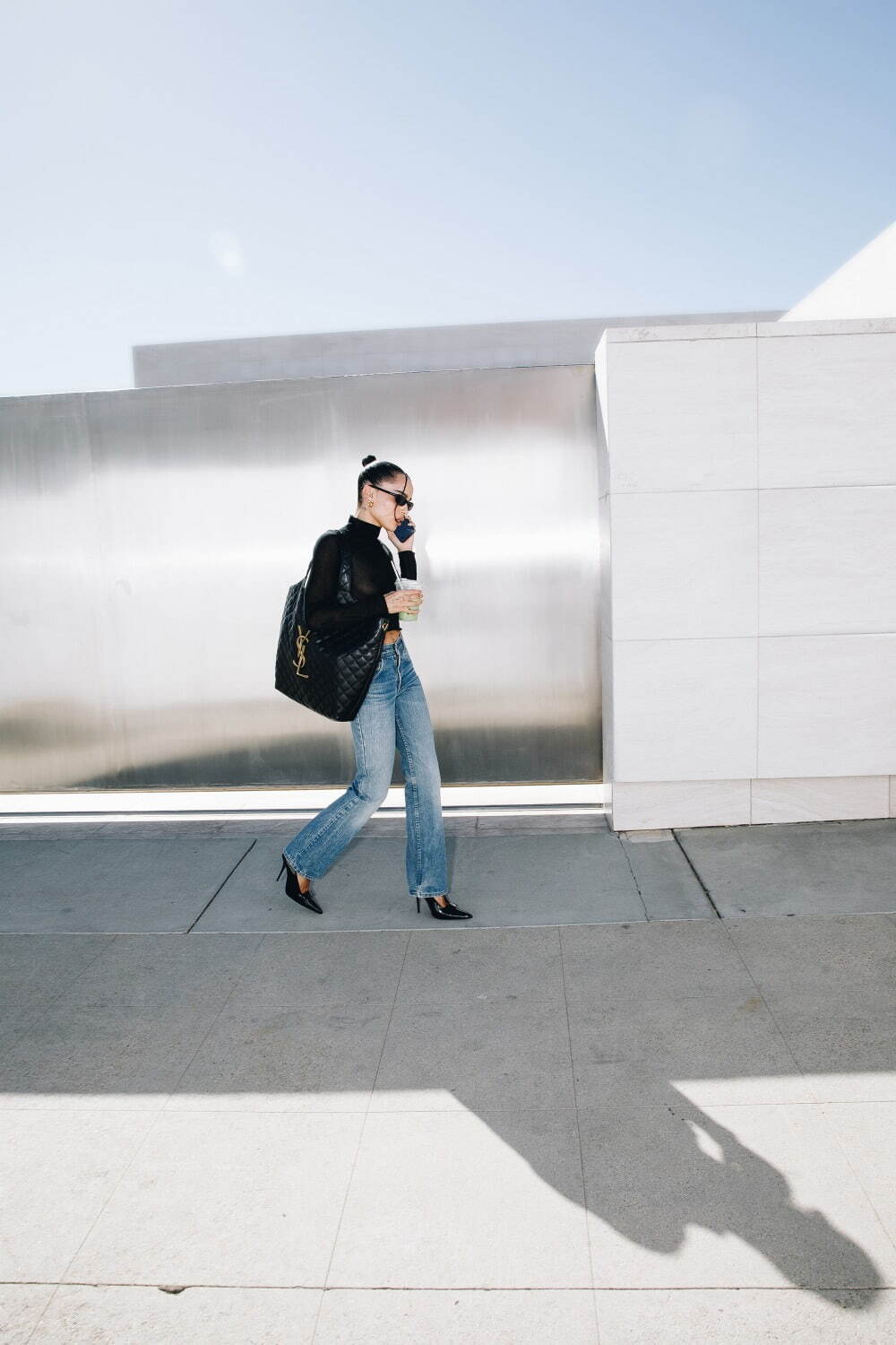 14" YSL icare maxi shopping Denim bag / YSL tote denim bag กระเป๋าไซส์ใหญ่ พร้อมใบเล็ก วัสดุเดนิมเย็บลายตาข่าย (Quilted Bag) ดีไซน์คล้ายตะกร้าช็อปปิ้ง โฉบเฉี่ยวกว่าหลายระดับด้วยการประดับฮาร์ดแวร์ทองเหลืองในตัวอักษร YSL สะดุดตา มอบสไตล์เรียบง่ายแต่คลา