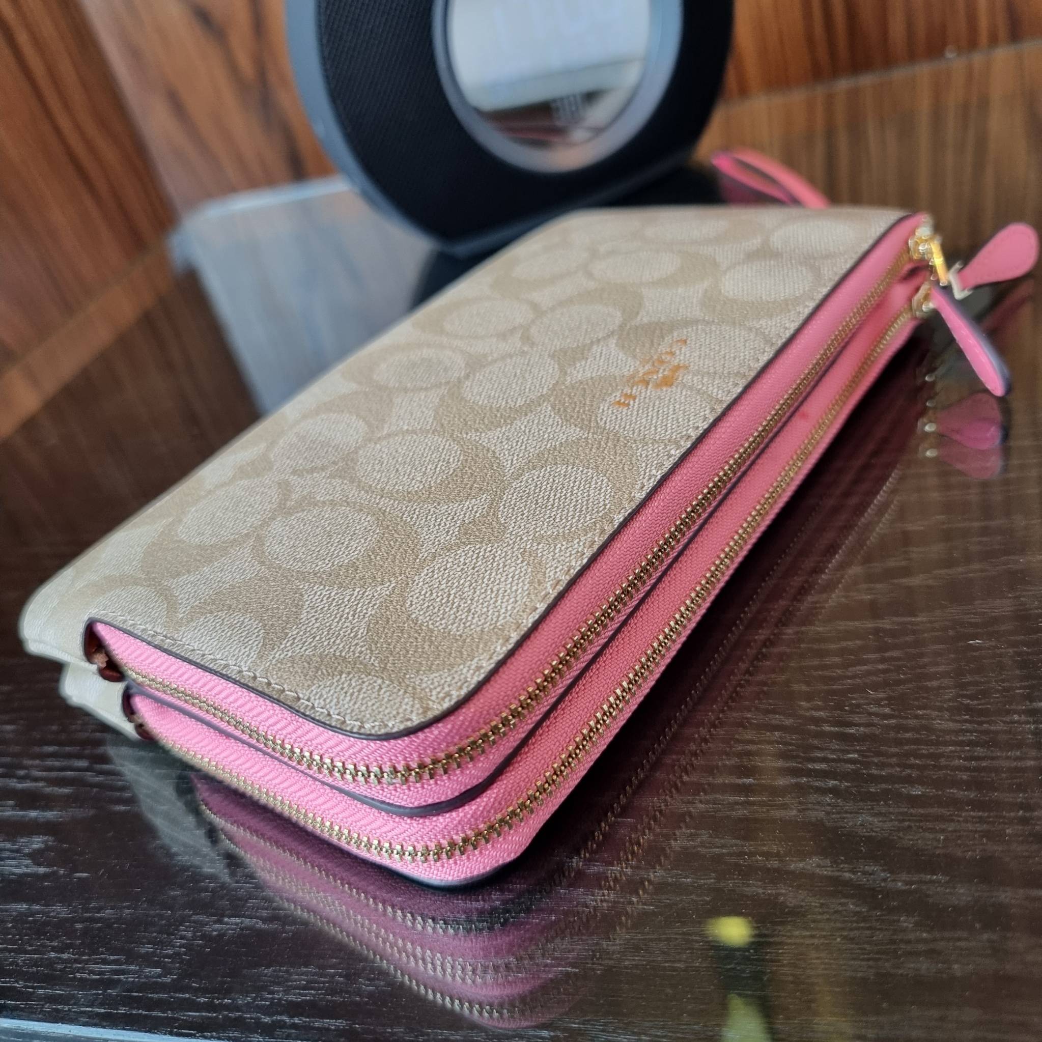 COACH F54057 DOUBLE ZIP WALLET IN SIGNATURE กระเป๋าคล้องมือ size L ใบนี้ใส่มือถือได้ทุกรุ่น ขนาดกำลังดี พกพาสะดวกมากๆ วัสดุหนังสังเคราะห์ ภายในเป็นผ้าสีสวยคม ใส่ธนบัตร ใส่บัตรได้เยอะ ใส่มือถือได้สบายๆทุกรุ่น ตอบโจทย์สาวๆที่ไม่ชอบพกเยอะวุ่นวายจ้า ใบนี้เอาอ