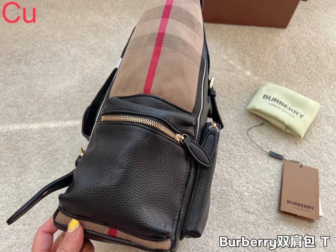 BURBERRY Rucksack Military Backpack / BURBERRY FRAGRANCES VINTAGE 2WAYS RUCKSACK BACKPACK / BURBERRY BACKPACK กระเป๋าเป้ ลาย Vintage Signature สวยคลาสสิค ภายในโล่งกว้างและช่องใส่มือถือสามารถใส่มือถือกระเป๋าสตางค์ของใช้ได้เยอะ หูจับหนัง เป็นเป้ก็ดูดีไอเท็ม