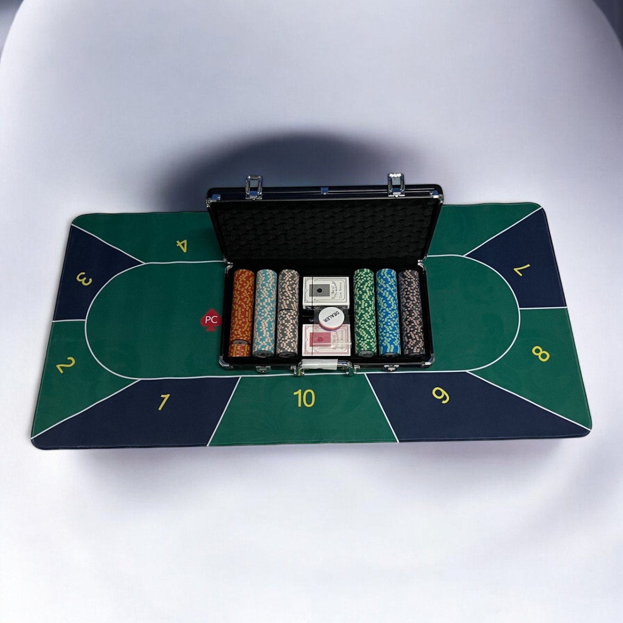 ชุดชิพโป๊กเกอร์ MONTE CARLO จำนวน300 เหรียญพร้อมกระเป๋าดำแบบบางและแผ่นปูรอง10คนลายเขียวดำ