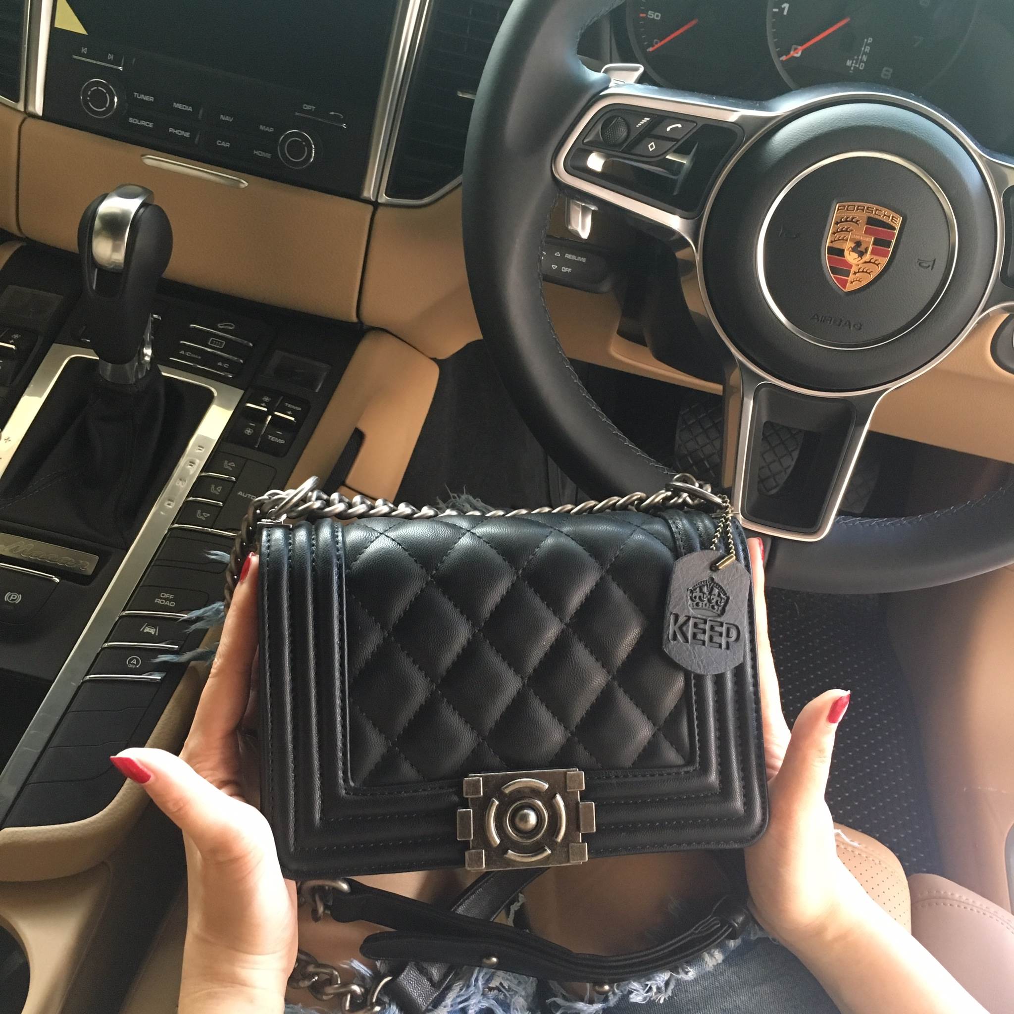 ใหม่ Size 8 นิ้ว มินิๆ น่ารักมาก ทางร้าน ได้กระเป๋า จากแบรนด์ KEEP รุ่น KEEP shoulder Luxury Quited bag สวย หรู เท่ มากๆ เลยน๊า กระเป๋าอยู่ทรง หนังแกะสังเคราะห์นิ่มตึงสวยมากคะ สายโซ่ มีที่รองไหล่ สะพายสบายคะ สายปรับ สั้น ยาวได้คะ ใบจริงสวยมาก เข้ากับชุดได