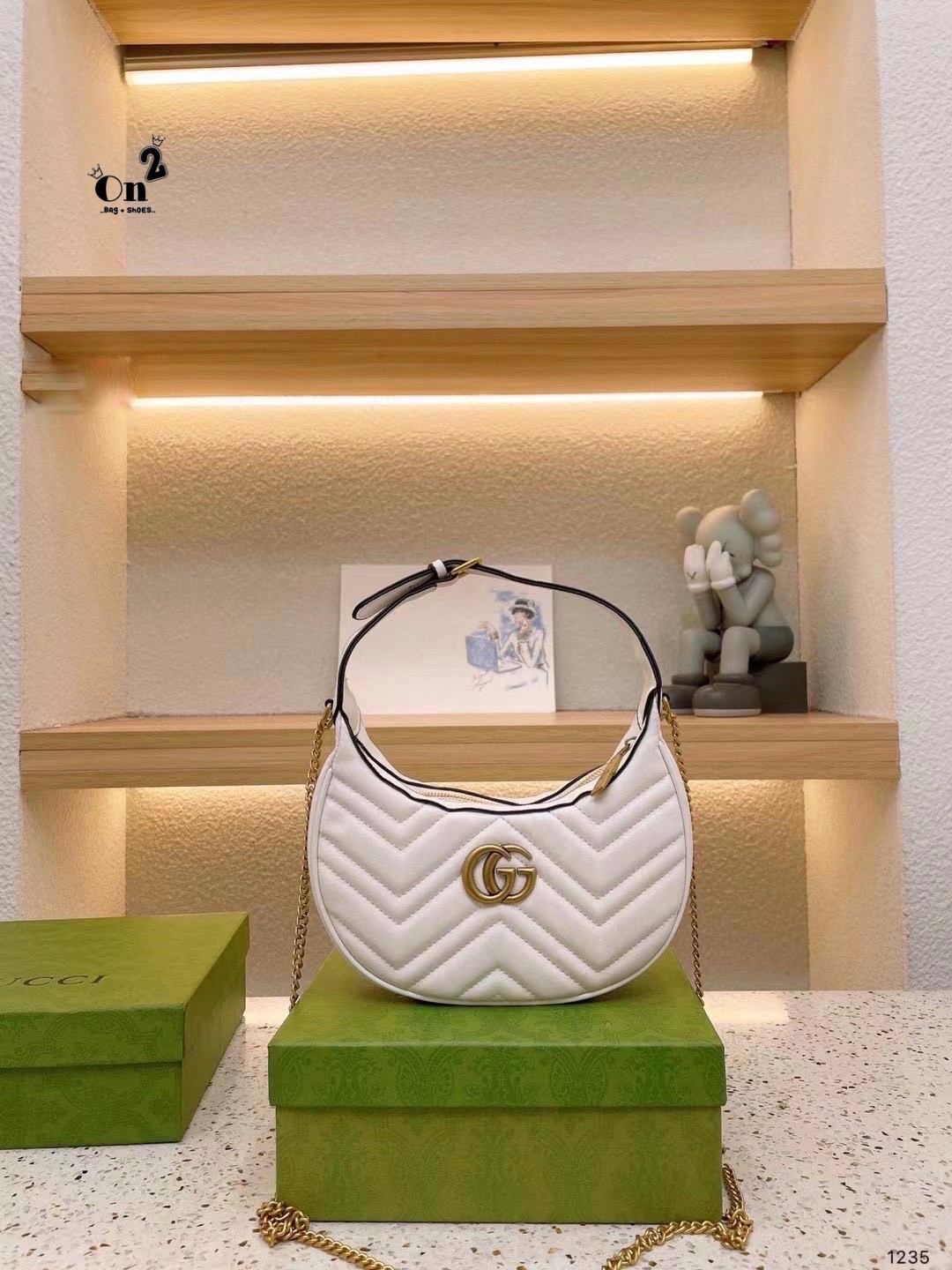 Gucci GG Marmont half-moon-shaped mini bag กระเป๋าคล้องไหล่ ความตัวแม่สายแฟชั่น ต้องกระเป๋าทรงจันทร์เสี้ยวแบบสับค่ะ! ความโค้งมนใช้งานง่าย เอามาสะพายก็คือชนะเลิศไปเลย ภาพถ่ายจากงานขายจริง ใช้งานต่างประเทศได้