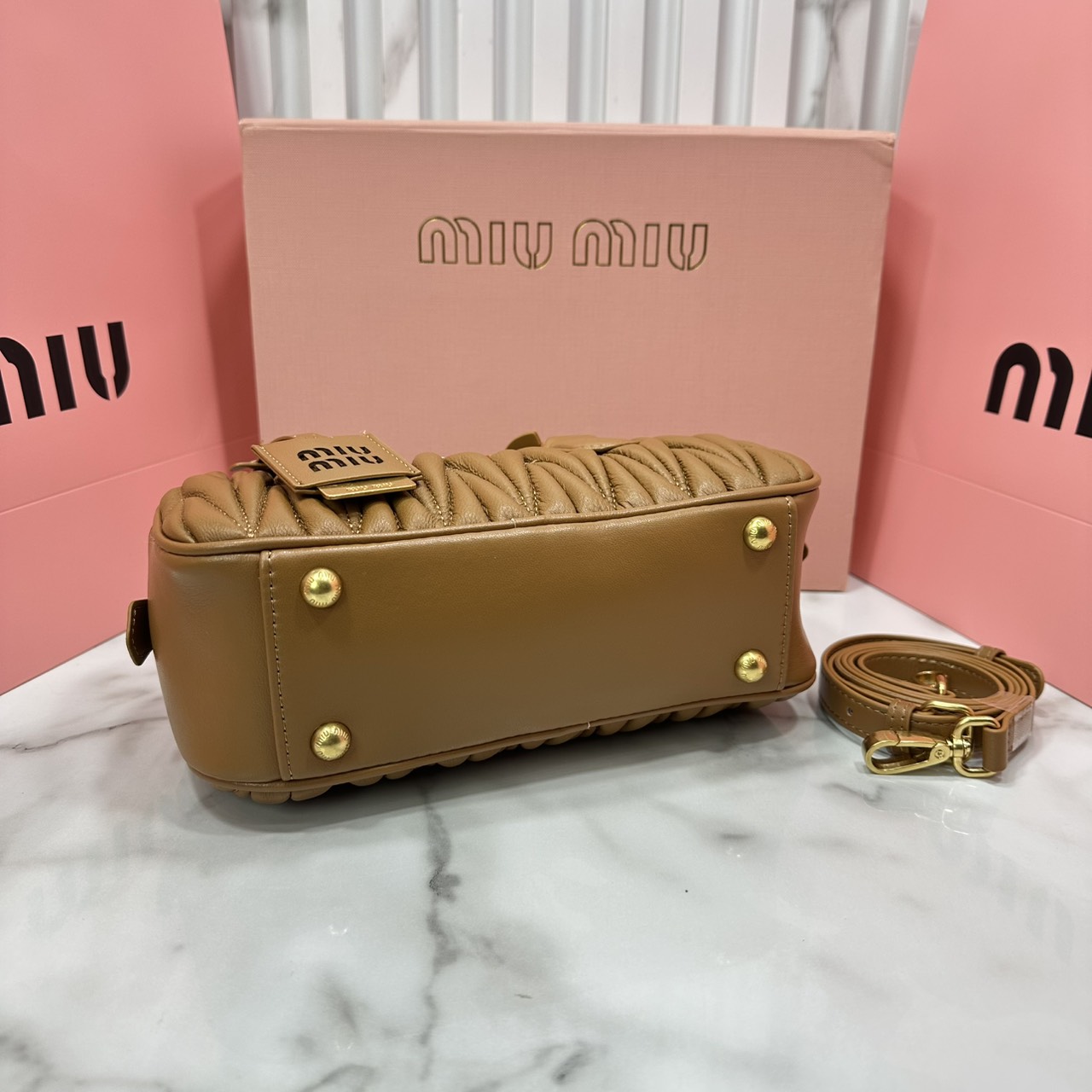 ORI หนังแท้ | MIU MIU Arcadie matelassé nappa leather bag Small 22cm กระเป๋าสะพายทรงโฮโบลุคลูกคุณหรูหราด้วยดีไซน์จับจีบนูนลวดลายสามมิติซับซ้อนเป็นเอกลักษณ์ น่ารักๆเก๋ๆ สวยดูแพง หูจับในตัวง่ายและสะดวกพกพา