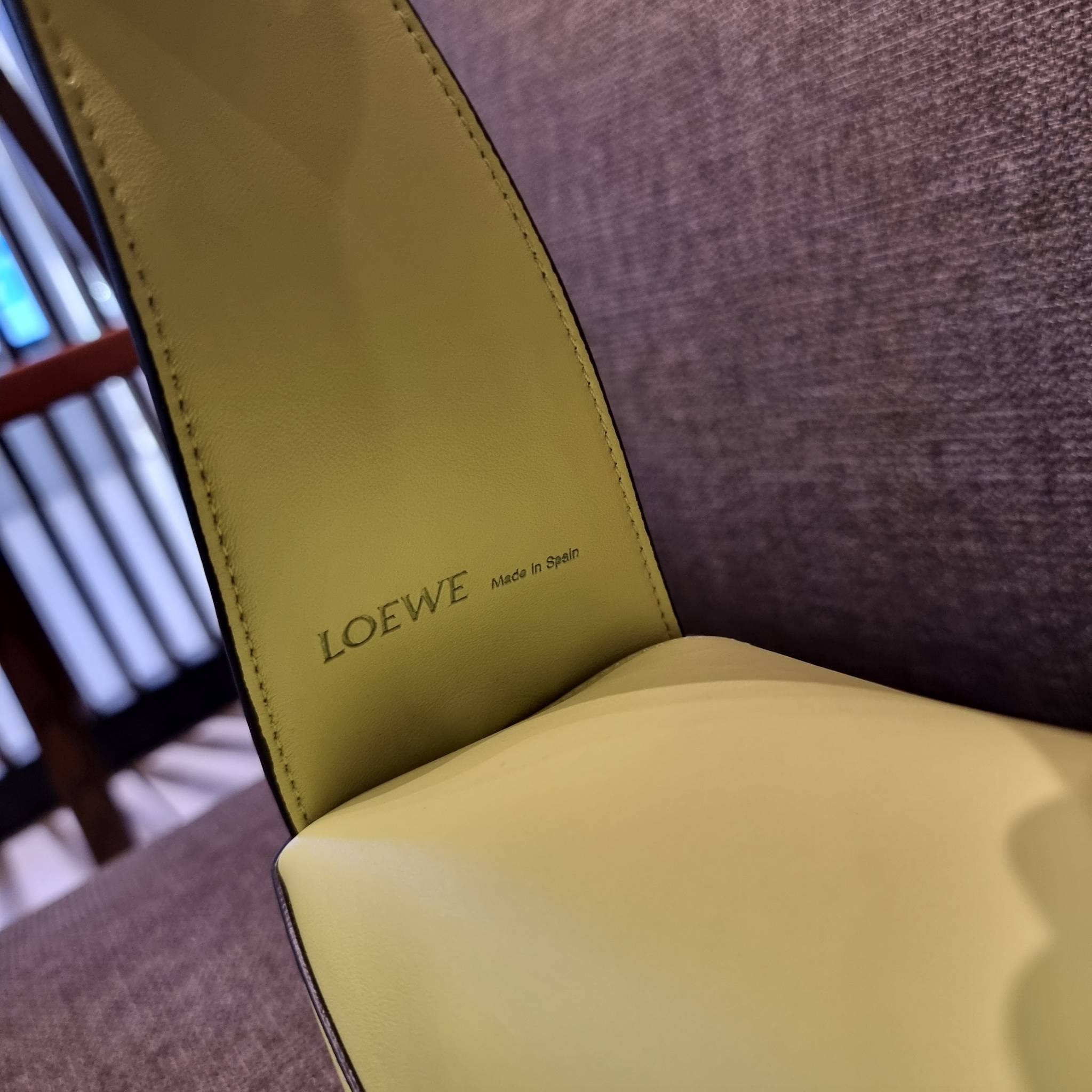 LOEWE PUZZLE HOBO BAG ใหม่ล่าสุด กับแบรนด์ที่มีดีไซน์โดดเด่นเป็นเอกลักษณ์ สวยหรูทุกรุ่นจริงๆ!! กระเป๋าสะพายโฮโบ ทรงสวย สไตล์พัซเซิลคลาสสิค วัสดุหนังวัวฟอกสี นิ่มมือ ฟินมาก!! เปิดใช้งานด้วยซิป ที่ภายในโล่งกว้าง ใส่ของสำคัญได้ครบไม่มีพลาด แบบสบายๆ มาพร้อมสา