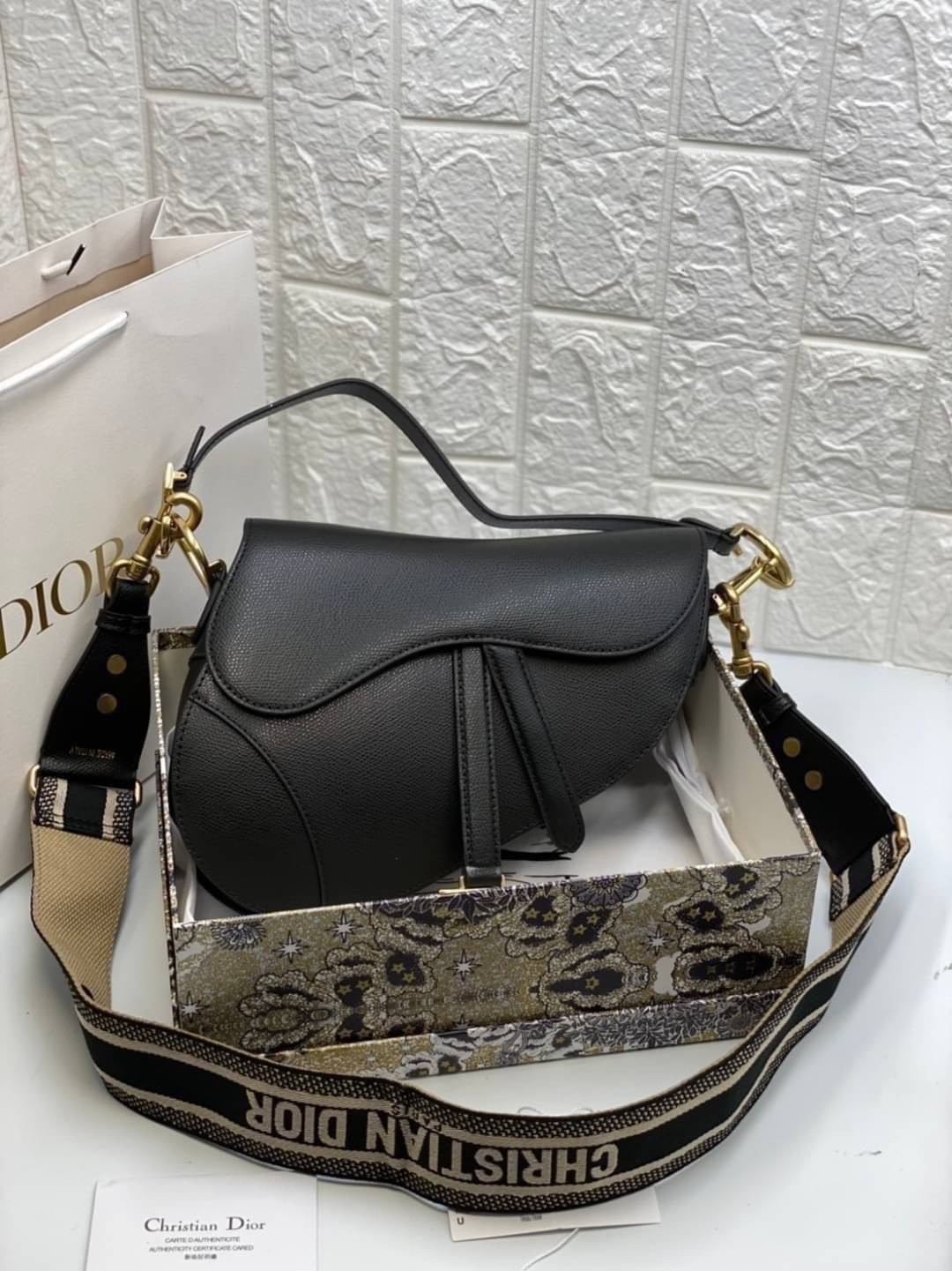 หนังแท้ DIOR SADDLE BAG with strap กระเป๋ารุ่นยอดนิยมตามแบบฉบับแบรนด์ งานออริหนังแท้ทั้งใบ ใช้งานได้ 2 แบบ สะพายยาว CROSSBODY และสายสั้นถือได้เก๋ๆ ลุคนี้คูลสุดๆ เลยค่าา ภาพถ่ายจากสินค้าจริง! สวยมาก พร้อมส่งที่ไทยราคาสุดคุ้ม สาวๆ ห้ามพลาดค่ะ!