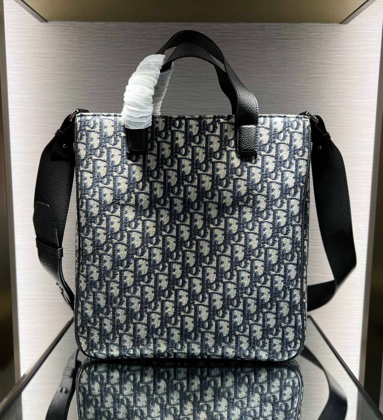 หนังแท้ SADDLE TOTE BAG WITH SHOULDER STRAP Beige and Black Dior Oblique Jacquard พร้อมส่งที่ไทย เกรดออริจินอลหนังแท้และผ้าแจ็คการ์ดอย่างดีทั้งใบ ภาพสินค้าถ่ายจากงานขายจริง ใช้งานต่างประเทศได้