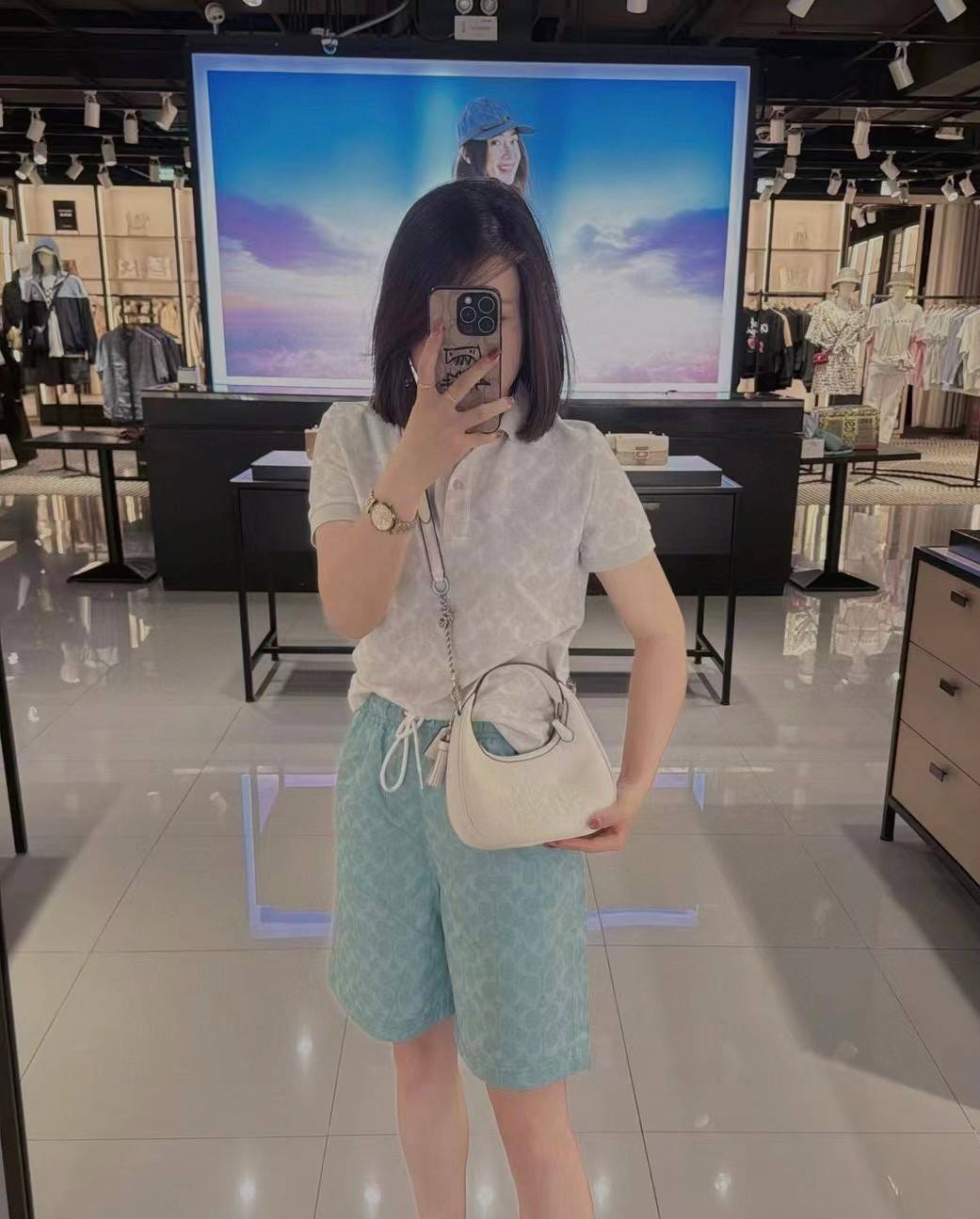 COACH CARMEN MINI CROSSBODY BAG กระเป๋ารูปทรงพระจันทร์โค้งมน น่ารักน่าใช้มากๆ!! เกรดท็อปออริ เกรดดีสุด สลับแท้ 1:1 ใช้ต่างประเทศได้