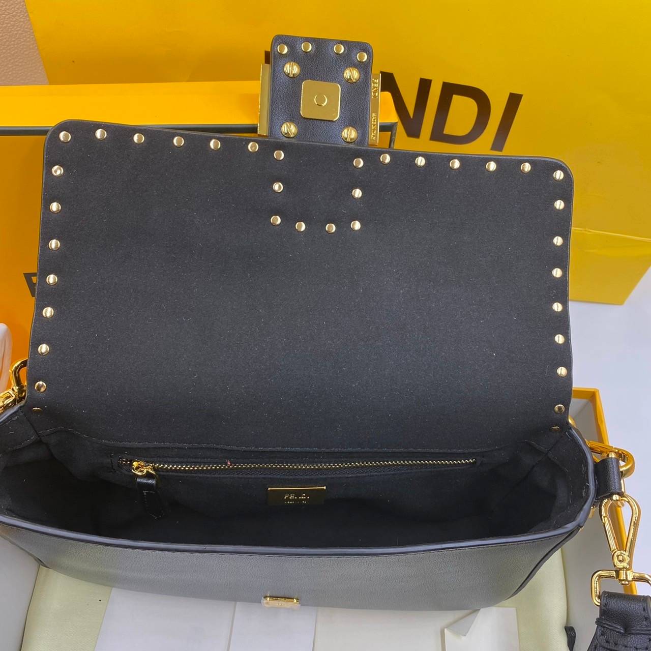 หนังแท้ Fendi Baguette full grain leather bag