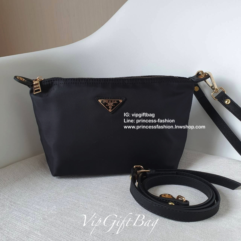 Best Seller ~~ งานพรีเมี่ยมกิ้ฟ จากเคาเตอร์ต่างประเทศ จากแบรนด์ PRADA เป็นกระเป๋า เครื่องสำอางค์ แต่มีสายสะพายยาวให้ 2 สาย เป็นแบบคล้องแขน และสะพายข้างลำตัว ใช้เป็น shoulder bag ได้เลยค่า หรือ ถือลำลองสวยๆ ก้อเลิศค่ะ คุ้มมากค่ะ ภายในมีช่องแบ่งเก็บของอย่าง