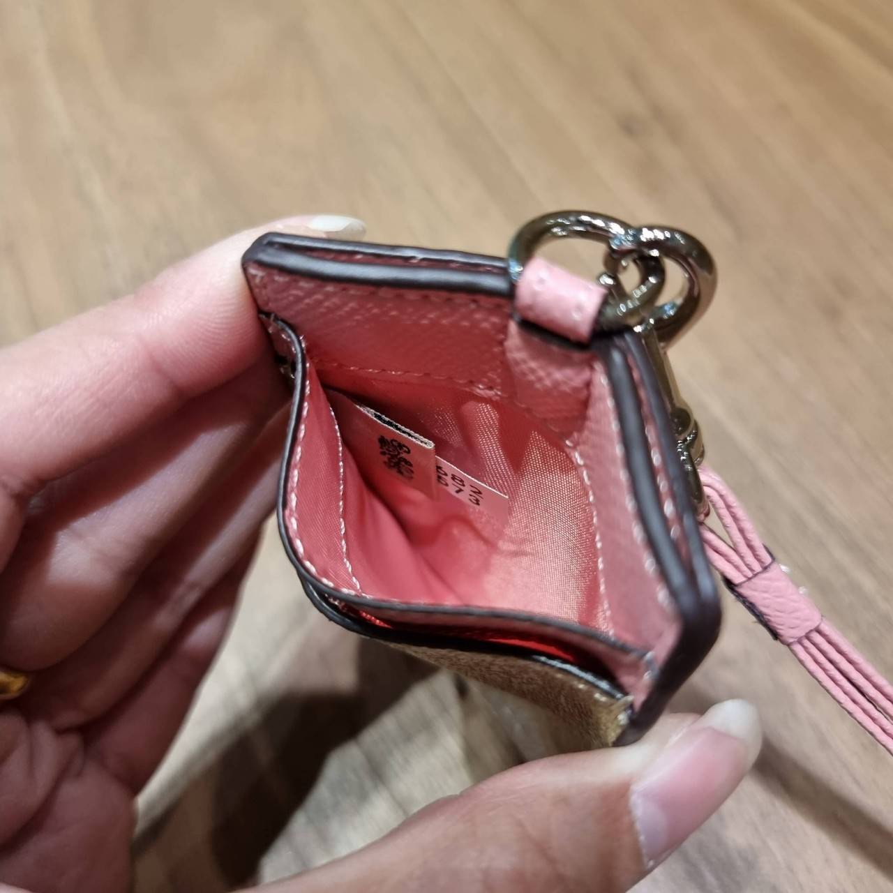 COACH ID LANYARD IN COLORBLOCK SIGNATURE CANVAS ง่ายๆแบบไม่ธรรมดา!! คลาสสิคแต่มีดีเทลโดดเด่น!! กระเป๋าถนอมบัตร พร้อมสายคล้องคอ ดีไซน์ลวดลายสวย ดูดีทุกแบบ ใช้งานง่าย พกพาสะดวก จะใส่บัตรพนักงาน บัตรเครดิต บัตรปชช. ใบขับขี่ และบัตรอื่นๆที่อยากจะใส่!! ตามใจไป