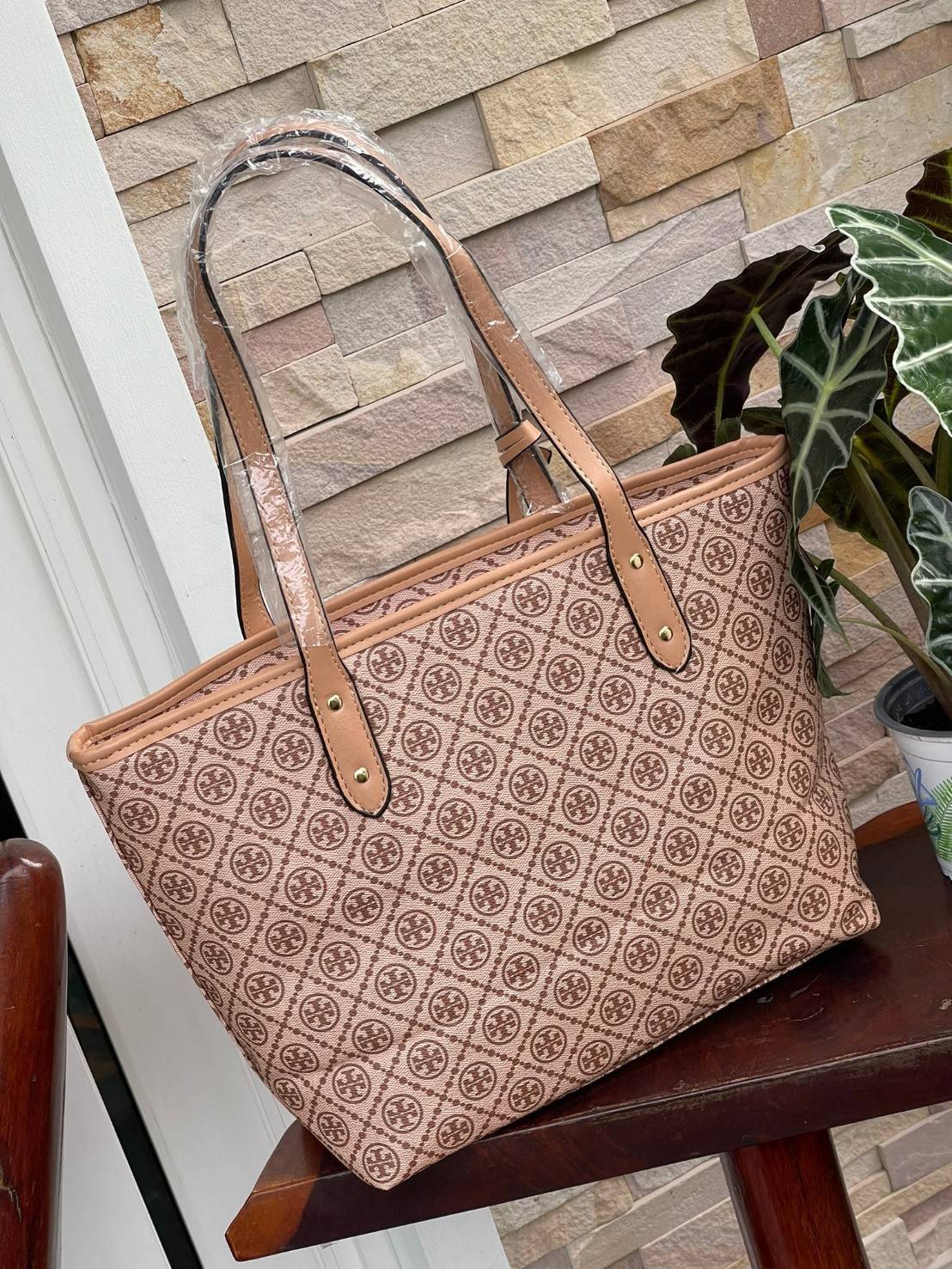 OUTLET 】Tory burch T Monograme Large shopping bag กระเป๋าสะพายใบไหล่ใบใหญ่ โดยตัวกระเป๋าทำมาจากผ้าแคนวาสเคลือบผิวด้านทนต่อรอยขีดข่วนได้เป็นอย่างดี ขนาดที่ใหญ่สามารถใส่ได้ทั้งเอกสารและสัมภาระต่างๆ พร้อมด้วยซิปปิดกระเป๋าด้านบนจึงเป็นอีกรุ่นที่เหมาะกับสาวออฟ