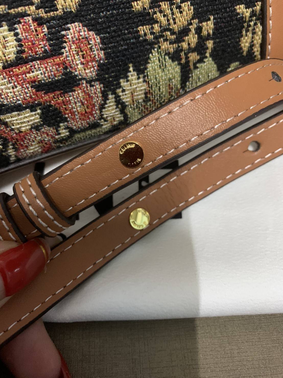 CELINE MINI HAND CARRY AND CROSSBODY BAG VIP GIFT WITH PURCHASE (GWP) พรีเมี่ยมกิ๊ฟ Limited จาก CELINE HAUTE PARFUME DUTYFREE COUNTER วัสดุ COATED CANVAS งานทรงเหลี่ยมสวยหรูสุดคลาสสิคในสไตล์สาว Lisa หนังสวยอยู่ทรงกันน้ำ มีโลโก้แบรนด์ด้านหน้า ภายในโล่งกว้า