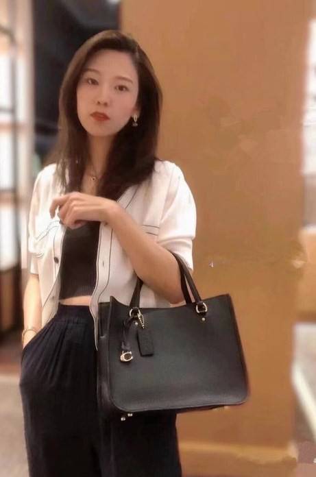 COACH C3889 TYLER CARRYALL 28 IN SIGNATURE CANVAS ((C3460//C3889)) รุ่นยอดฮิตที่สาวๆหลายคนเรียกร้อง กับกระเป๋าถือ/สะพายทรงสวย ที่มาพร้อมสายสะพายไหล่ในตัว และสายครอสบอดี้สำหรับสะพายข้าง ตัวกระเป๋าถูกแบ่งเป็นสัดส่วนสวยงาม มีช่องซิปกลางที่ใหญ่พอสมควร และยังม