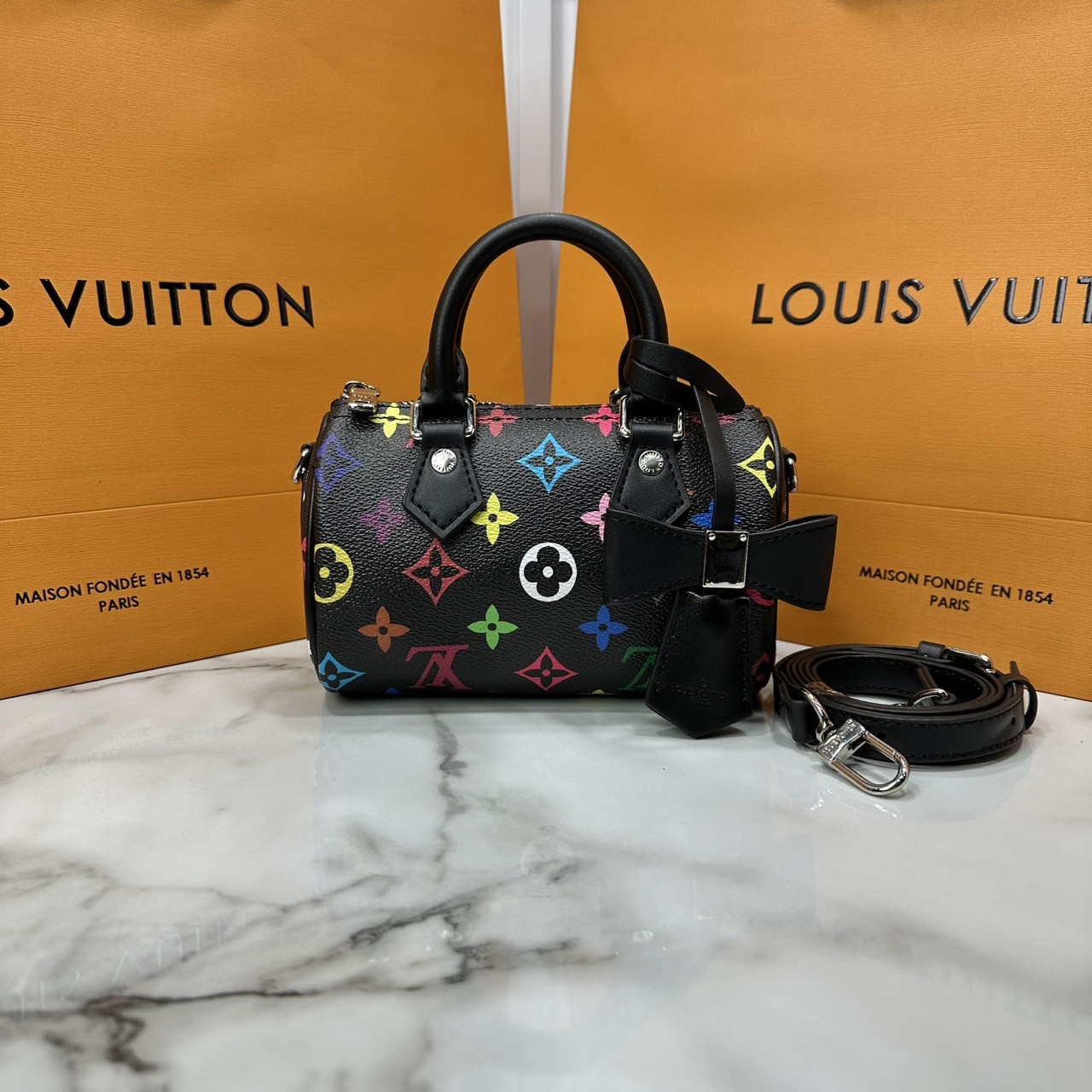 ORI | LV x TM Nano Speedy Bag Murakami กระเป๋าสะพายสปีดี้นาโนไซส์เล็ก เผยความมีชีวิตชีวาปรับดีไซน์โทนสีสดใส สวยเรียบหรู ผู้ดี แต่งแต้มดีเทลจากคอลเลคชั่น LV x Murakami คอมพลีตลุคด้วยที่ห้อยกุญแจรูปโบว์สุดเอ็กซ์คลูซีฟ