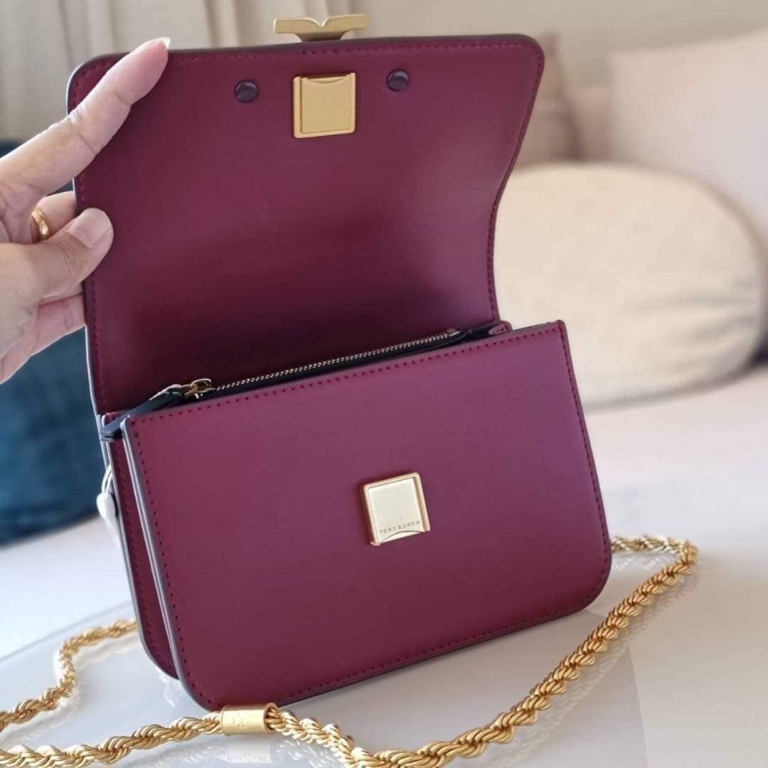 TORY BURCH ELEANOR SMALL CONVERTIBLE SHOULDER BAG ฮอตไอเท็ม รุ่นนี้ขายดีขายหมด สวยหรู คุณหนู ผู้ดี!! หายากมากแล้วน้า กระเป๋าสะพายข้าง ดีไซน์อยู่ทรง ขนาดกำลังสะดวกใช้สำหรับสาว วัสดุหนังแท้เต็มใบ สีทูโทน เปิด-ปิดด้วยแถบแม่เหล็ก ภายในแบ่งสัดส่วนได้เป็นอย่างด