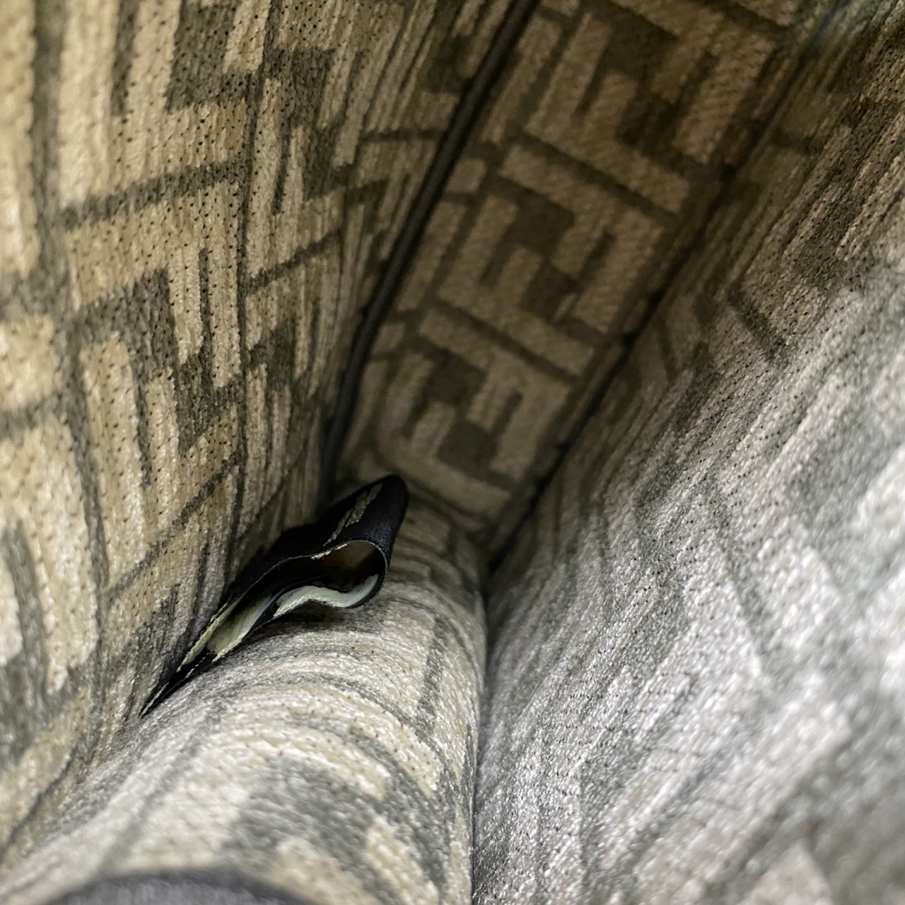 Fendi peekaboo 25cm เกรดออริจินอล กระเป๋าเฟนดิ คลาสสิกตามแบบฉบับแบรนด์ วัสดุคุณภาพอย่างดี เพิ่มความหรูหราและโดดเด่นด้วยการตกแต่งลวดลายโลโก้เด่นชัดทั้งใบ และด้วยขนาดที่กะทัดรัดและดีไซน์ที่เรียบหรูนี้ จึงสามารถนำไปแมทช์กับการแต่งตัวได้ง่าย ไม่ว่าจะเป็นสไตล์