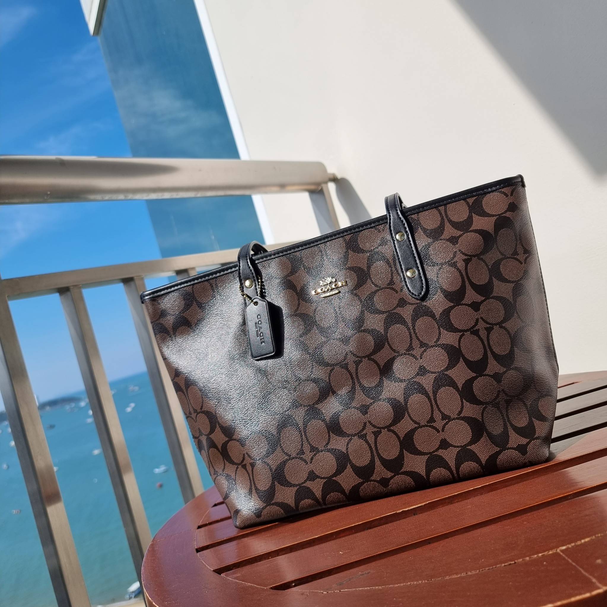 OUTLET 】COACH F58292 CITY ZIP TOTE IN SIGNATURE 16" รุ่นขายดี!! ไซส์ใหญ่ สีสวยมาให้แบบจัดเต็ม!! กระเป๋าถือทรงโท้ทใบใหญ่ สวยน่าใช้ทุกสี สะพายคล้องไหล่ได้เก๋ๆ จุของแน่นๆไปเลยจ้า!! วัสดุหนังแคนวาสคุณภาพ ปากกระเป๋าเปิด-ปิดด้วยซิป กันของหล่นได้ ถือไปไหนก็