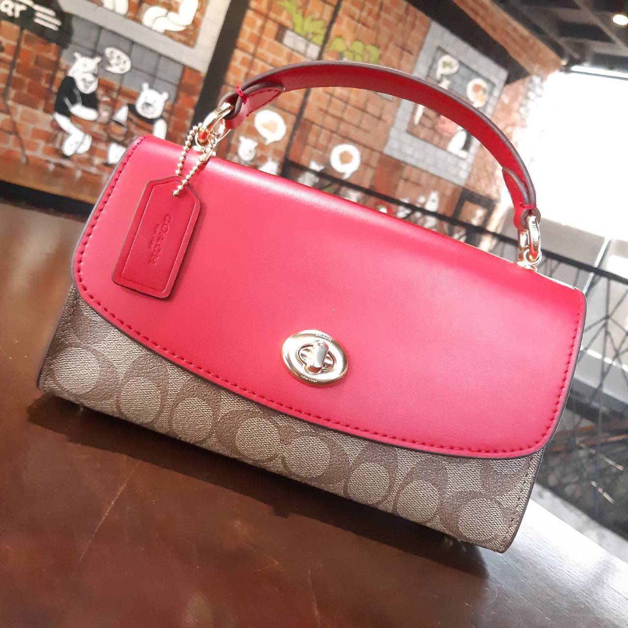 COACH TILLY SATCHEL 23 IN SIGNATURE CANVAS ((C1802//C1439/C1435)) กระเป๋า crossbody สวยหรู ขนาดใหม่ พร้อมสีมาใหม่!! ดีไซน์ย้อนยุค วัสดุหนังแคนวาสเคลือบลายสลับหนังแท้ มาพร้อมหูจับในตัว และสาย crossbody ปรับได้ตามตัว เปิด-ปิดด้วยตัวบิดล็อค ภายในโล่ง บุกำมะห