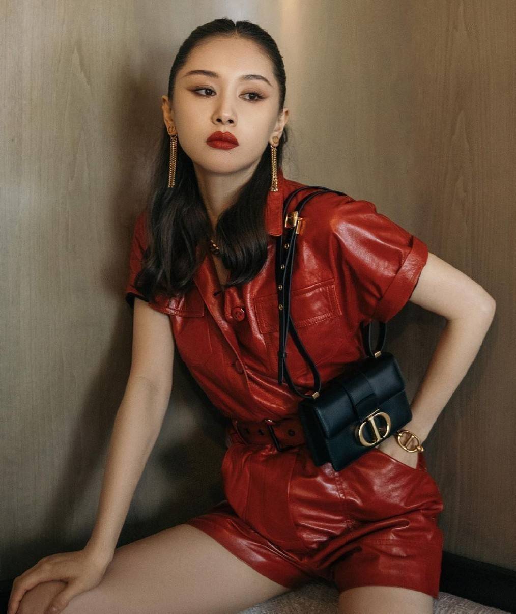 CHRISTIAN DIOR MINI BAG VIP GIFT WITH PURCHASE (GWP) พรีเมี่ยมกิ้ฟ Limited Edition จาก DIOR DUTYFREE COUNTER วัสดุหนังแท้ Calfskin ทรงสี่เหลี่ยมหนังเรียบสวยหรูอยู่ทรงเปิดปิดด้วยฝาปิดโลโก้แบรนด์อะไหล่ทองด้านหลังมีช่องใส่ของ ภายในโล่งมีโลโก้สามารถใส่มือถือข