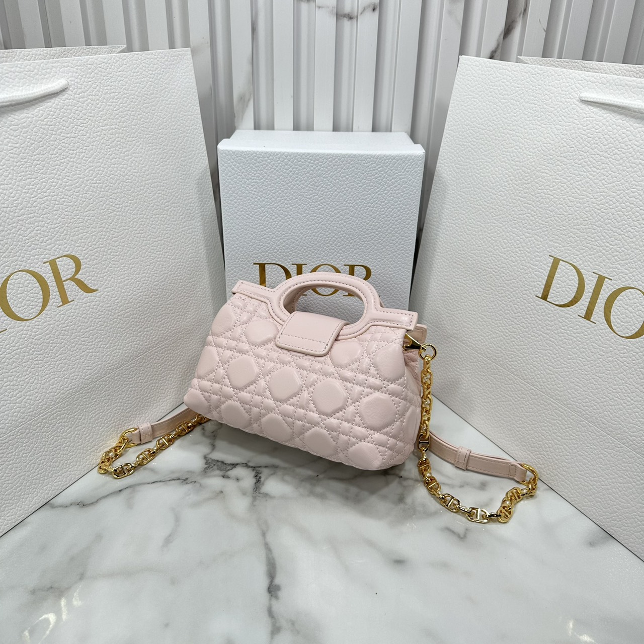 ORI หนังแท้ | Dior Jolie Top Handle Mini Bag กระเป๋าสะพายโจลี่ไซส์มินิหูจับในตัว ดีไซน์หรูหรา โดดเด่นด้วยฝาพับโลหะสีทอง ประดับมุกเรซินสีขาว มาพร้อมสายโซ่มีหนังรองบ่า สะพายไหล่หรือสะพายข้างได้ ทั้งกลางวันและกลางคืน