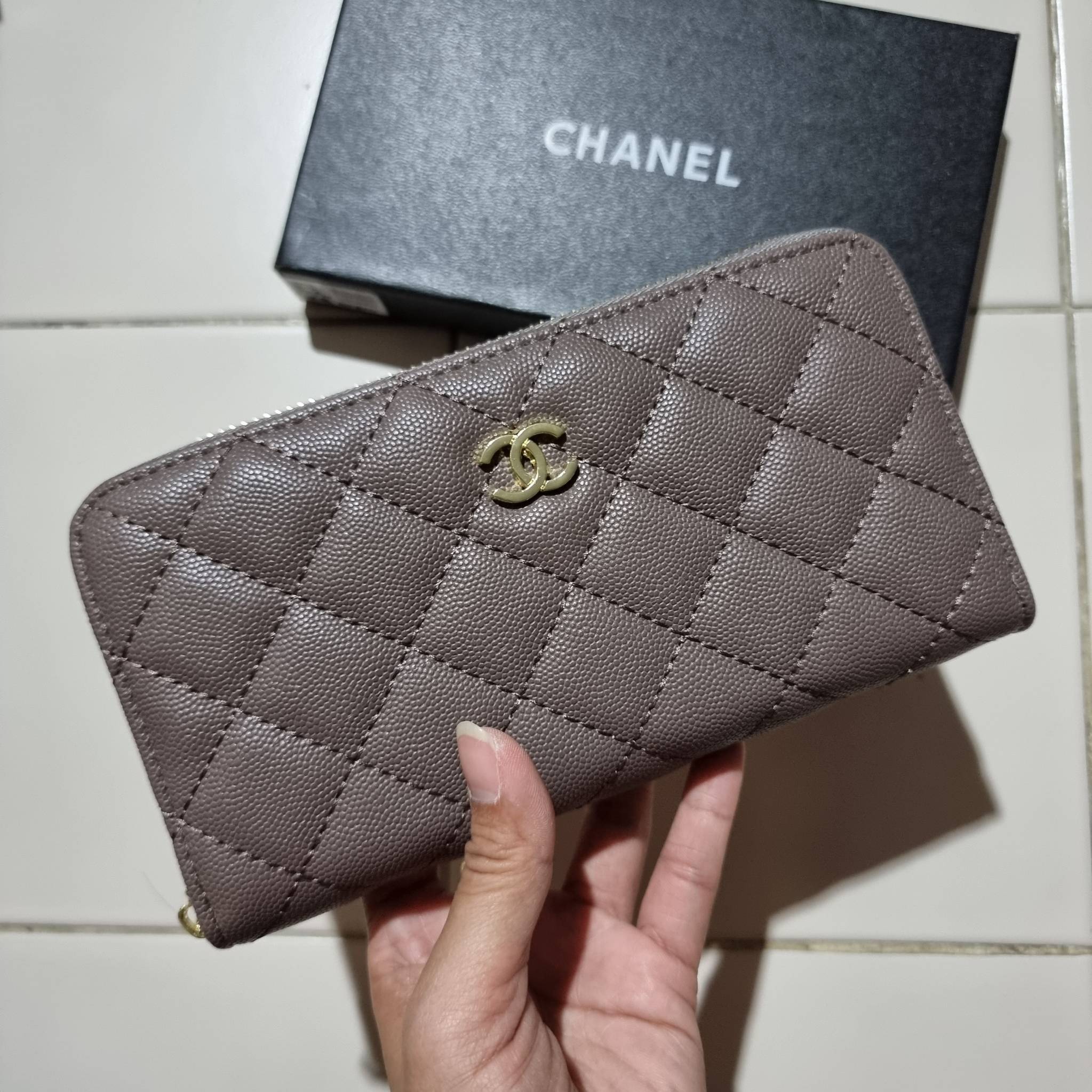 VIP 】กระเป๋าสตางค์ใบยาวรุ่นซิปรอบ สวยรับทรัพย์จาก Chanel วัสดุหนังลายคาร์เวีย ใช้แล้วขับผิวสุดๆ เปิด-ปิดด้วยซิปรูดรอบใบ ใช้งานง่าย ภายในกระเป๋ามีช่องใส่บัตรได้ ใส่ธนบัตรหรือเหรียญได้ มีช่องซิปแยกอีกหนึ่งช่อง ดีไซน์เรียบหรูแบบนี้ สาวๆห้ามพลาดกันน้า!! ซื้อใ