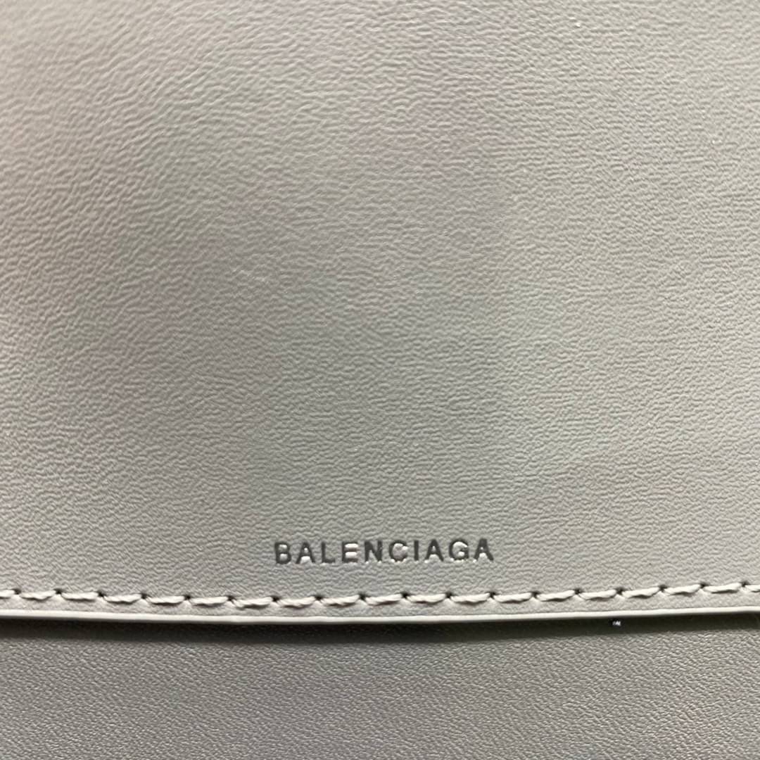 หนังแท้ BALENCIAGA HOURGLASS TOP HANDLE XS Shiny crocodile embossed calfskin การสร้างสรรค์ที่มีเอกลักษณ์เฉพาะตัว หรูหรา โทนสีโดดเด่น วัสดุหนังแท้ลายจระเข้ ภายในโล่งกว้างหนังแนปป้าอย่างดี เกรดออริจินอล ตอบโจทย์ได้ทุกลุค ทุกไลฟ์สไตล์ ภาพสินค้าถ่ายจากงานขายจ