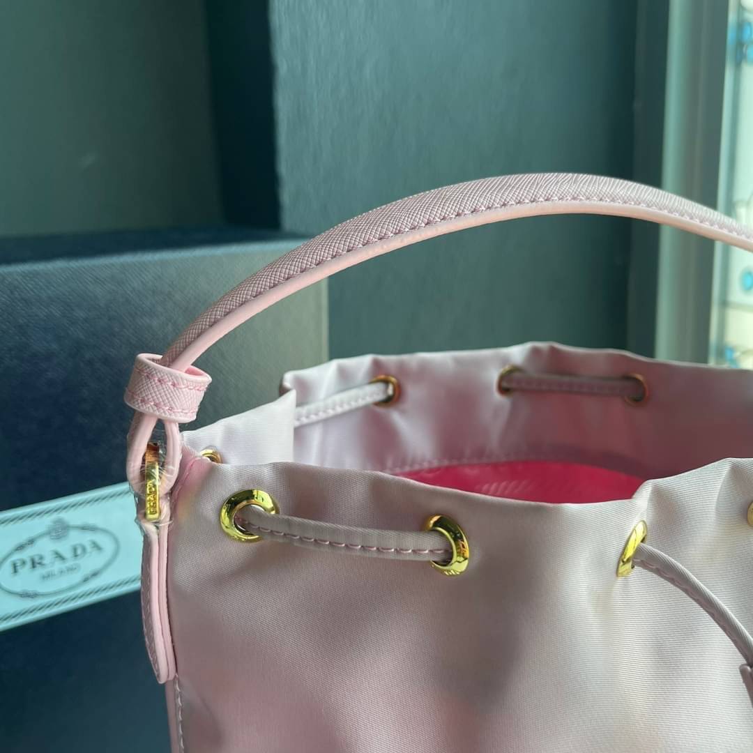 Prada Duet Re-Nylon Bucket shoulder bag / Prada Nylon bucket bag Pastel เกรดใช้สลับใบจริง ออริจินอล ใช้งานต่างประเทศได้ น้องสาวสุดสวยมาให้จับจองอีกหนึ่ง สีพาสเทลน่ารักละมุนมากๆ ค่ะ กระเป๋าสะพายข้าง ทรงขนมจีบ ไซส์มินิ ขนาดน่ารักน่าใช้มาก วัสดุขอบหนังแท้ แล