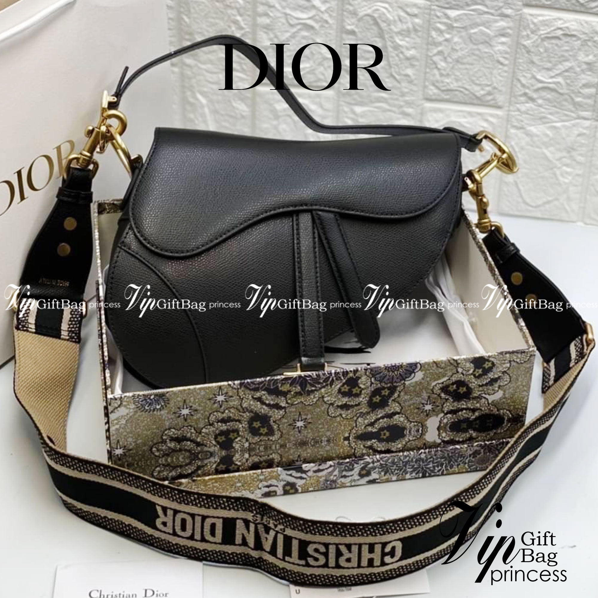หนังแท้ DIOR SADDLE BAG with strap กระเป๋ารุ่นยอดนิยมตามแบบฉบับแบรนด์ งานออริหนังแท้ทั้งใบ ใช้งานได้ 2 แบบ สะพายยาว CROSSBODY และสายสั้นถือได้เก๋ๆ ลุคนี้คูลสุดๆ เลยค่าา ภาพถ่ายจากสินค้าจริง! สวยมาก พร้อมส่งที่ไทยราคาสุดคุ้ม สาวๆ ห้ามพลาดค่ะ!