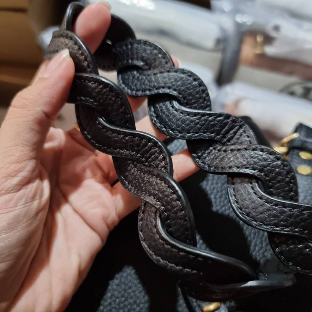 TORY BURCH MILLER SHOULDER BAG รุ่นยอดนิยม รุ่นหายาก รุ่นที่สาวๆตามหา ใบนี้เลย!! สวยหรู ผู้ดีทุกสี กระเป๋าสะพายไหล่ ดีไซน์อยู่ทรง คลาสสิคแฝงความหรูด้วยโลโก้สีทองอร่ามโดดเด่น