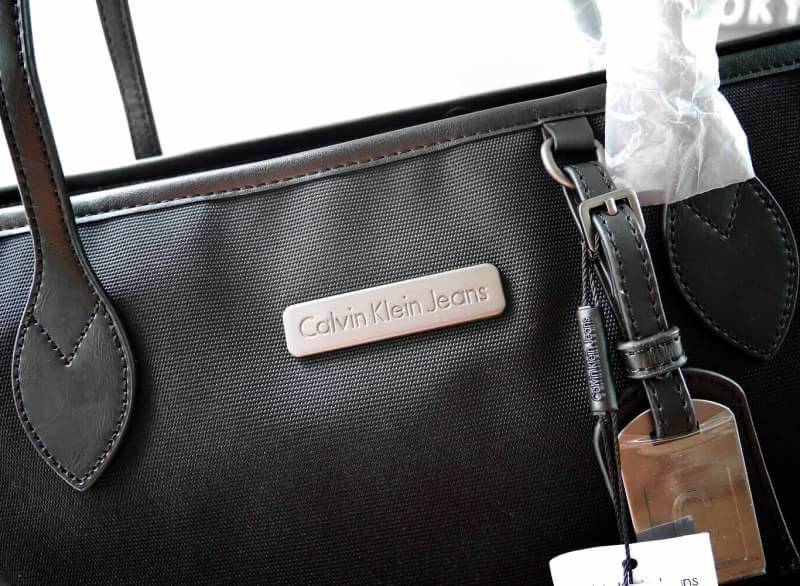 CALVIN KLEIN" JEANS TOTE BAG กระเป๋าสะพาย Calvin Klein Jeans Limited Edition จาก Calvin Klein Jeans วัสดุ Polyester คุณภาพดีเนื้อหนาน้ำหนักเบา ด้านหน้าประดับโลโก้ Calvin Klein Jeans พร้อม TAG ห้อยที่หูหิ้วดูมีดีเทล เปิดปิดด้วยซิปสะดวกใช้ หัวซิปโลโก้แ