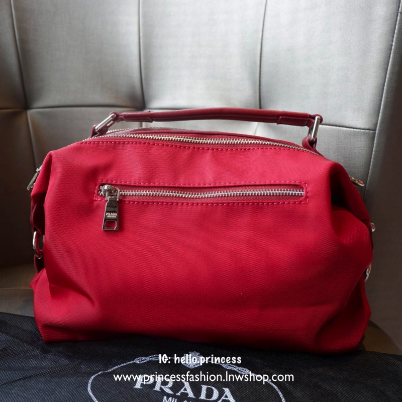 Prada mini tote กระเป๋าถือหรือสะพายขนาดกำลังน่ารัก วัสดุ matte canvas เนื้อหนา อะไหล่เงินทั้งใบ ด้านหน้าประดับ logo brand + ช่องซิปเล็ก ช่องหลักเปิดปิดด้วยซิป แบ่ง 2 ช่องใหญ่ ภายในกว้าง ใส่ iPad ได้ มีช่องเล็ก และช่องซิป ด้านหลังมีอีก 1 ช่องซิป มีห่วงปรับ