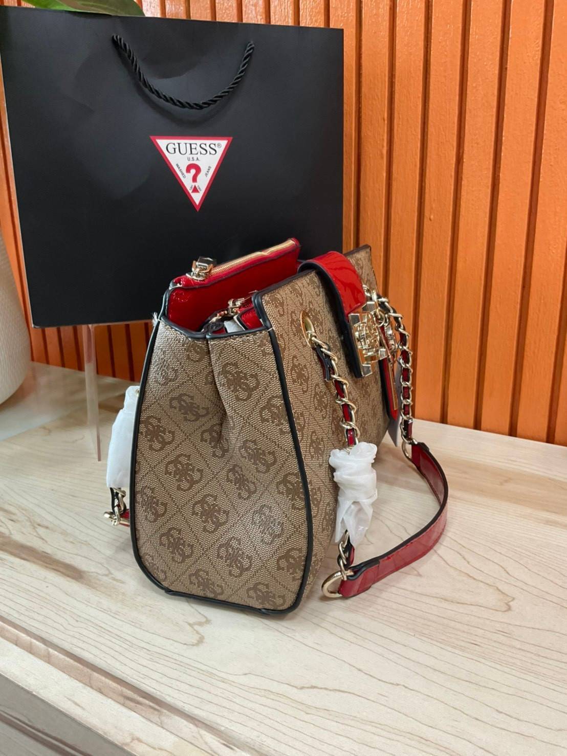 กระเป๋าสะพายไหล่ Guess Logo City Small Society Satchel กระเป๋าสะพายไหล่ ขนาดกำลังดี วัสดุ pu สวยอยู่ทรง มาพร้อมพวงกุญแจน่ารักๆ ถอดออกได้ ด้านหน้าประดับโลโก้แบรนด์ เปิดปิดด้วยซิป มี 2 ช่องหลักใช้งาน ภายในช่องซิปหน้าแยกเป็นสัดส่วนการใช้งาน ซิปช่อง 2 โล่งกว้