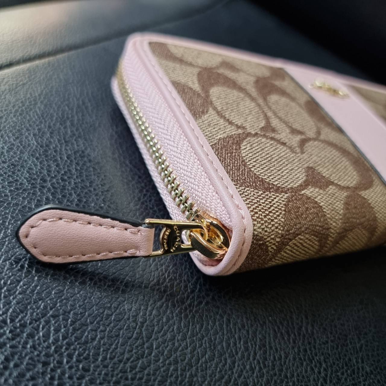 COACH F54630 ACCORDION ZIP WALLET IN SIGNATURE COATED CANVAS WITH LEATHER STRIPE กระเป๋าสตางค์ใบยาวรุ่นคลาสสิค คัดสีขายดีมาให้กันเลยจ้า ♥️ วัสดุหนังแคนวาสเคลือบลาย เปิด-ปิดด้วยซิปรอบ รูดใช้งานง่าย ใส่บัตรได้ มีช่องซิปใส่เหรียญ ใส่มือถือได้ พกใบนี้ใ