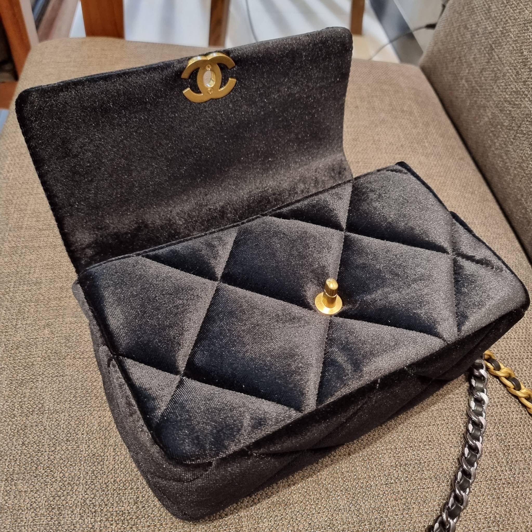 ไม่มองไม่เหลียวไม่ได้แล้ว!! ความหรูที่โดดเด่นจากผ้ากำมะหยี่ สร้างดีเทลผู้ดี ลูกคุณมากๆ Chanel vip boutique กระเป๋าสะพายจาก duty free ในราคาสุดประหยัด!! ดีไซน์เลิศ ตกแต่งด้วยโซ่ทูโทน ลงตัวแบบไม่มีที่ติ เปิด-ปิดด้วยตัวบิดล็อค ภายในโล่งกว้าง ใส่กระเป๋าสตางค์