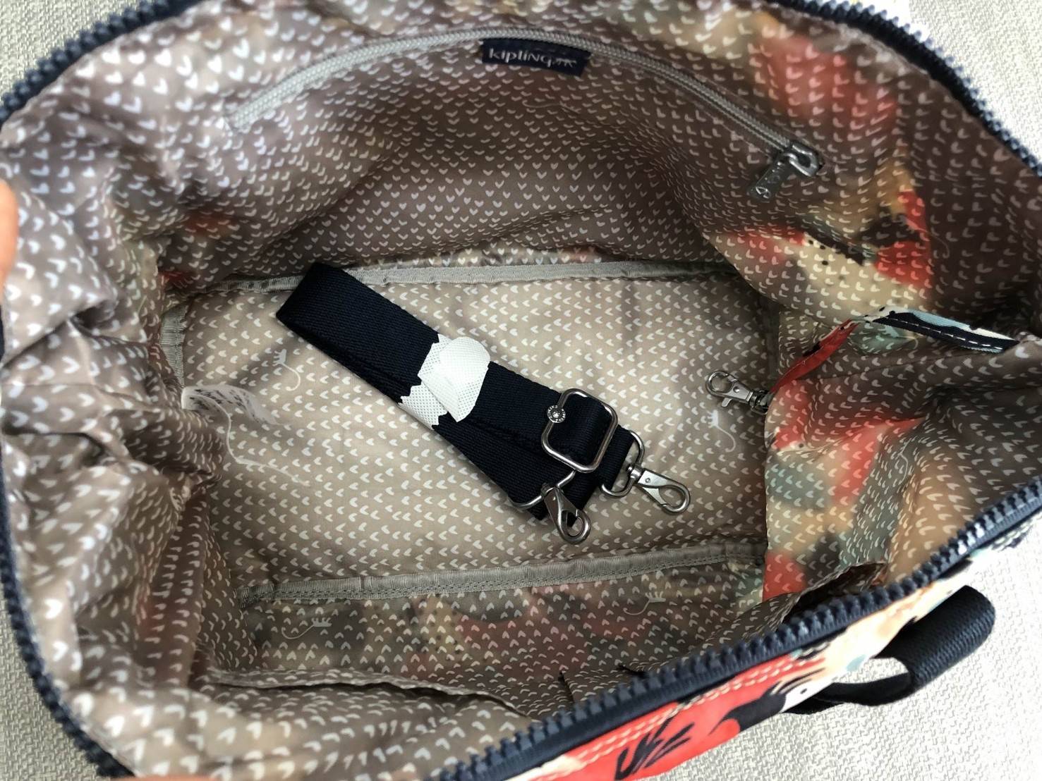 Kipling Handbag | k13848// (OEM. Factory HK.) กระเป๋าถือ สะพายข้าง คล้องไหล่ วัสดุ nylon ด้านหน้ามี 1 ช่องซิป, 1 ช่องโล่ง ใส่มือถือหรือ ของจุกจิกได้ค่ะ ปรับได้ 2 ทรง ด้านข้างขยายออกได้ ช่องซิปหลักด้านในโล่ง จุได้เยอะ น้ำหนักเบา ทำความ สะอาดง่าย มีช่องซิปแ