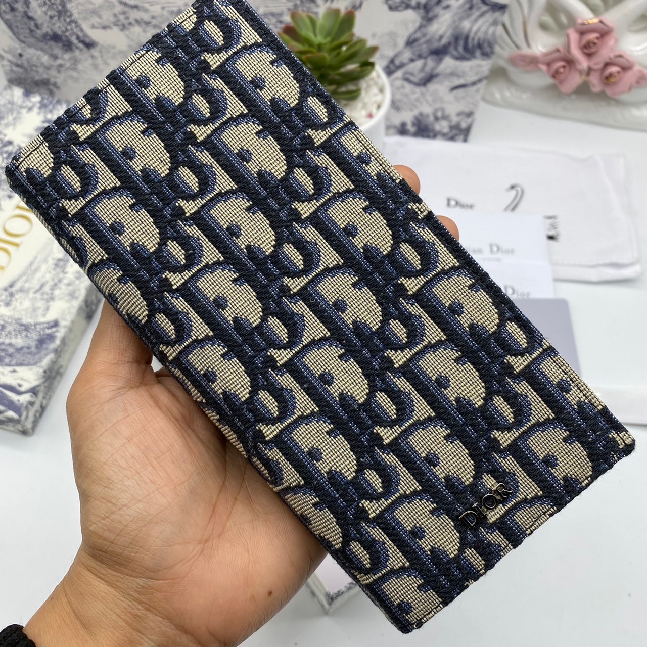 หนังแท้ DIOR LONG WALLET MONOGRAM / DIOR WALLET กระเป๋าสตางค์ใบยาว เอกลักษณ์ของความหรู วัสดุหนังแท้และผ้า Jacquard อย่างดีสวยงามที่สุด ผสมผสานความสง่างามและคลาสสิกที่เข้ากับยุคสมัย ด้านหน้าโดดเด่นด้วยซิกเนเจอร์แบรนด์ เป็นอีกหนึ่งรุ่นที่ดาราเชเลปใช้กันเยอะ